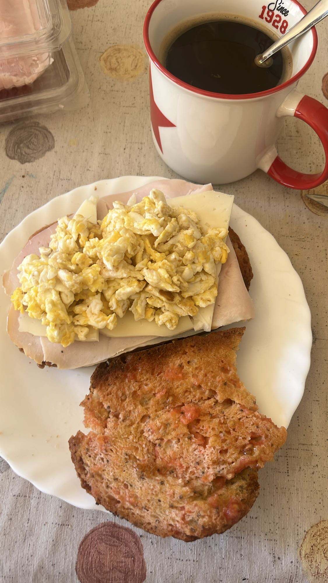 tostada con huevo y café