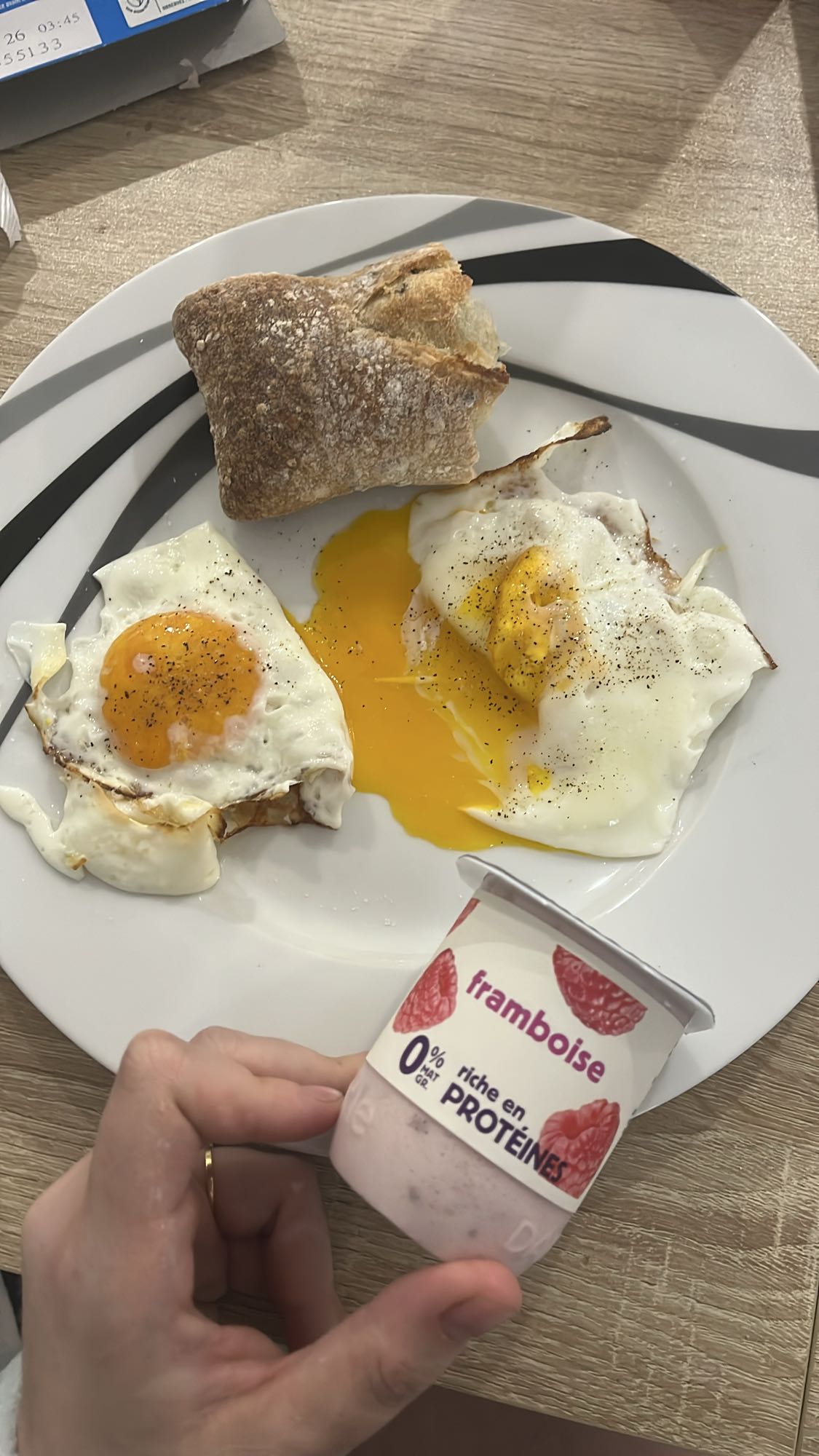 Oeufs pain et yaourt