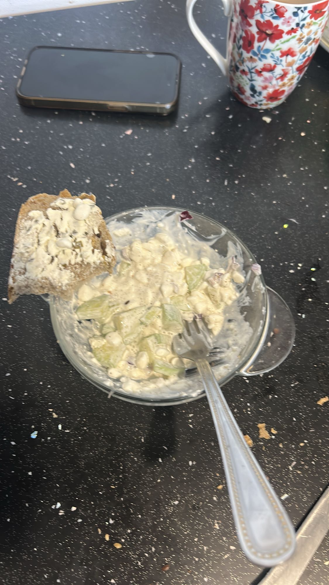 Sałatka z fasolą i chlebem