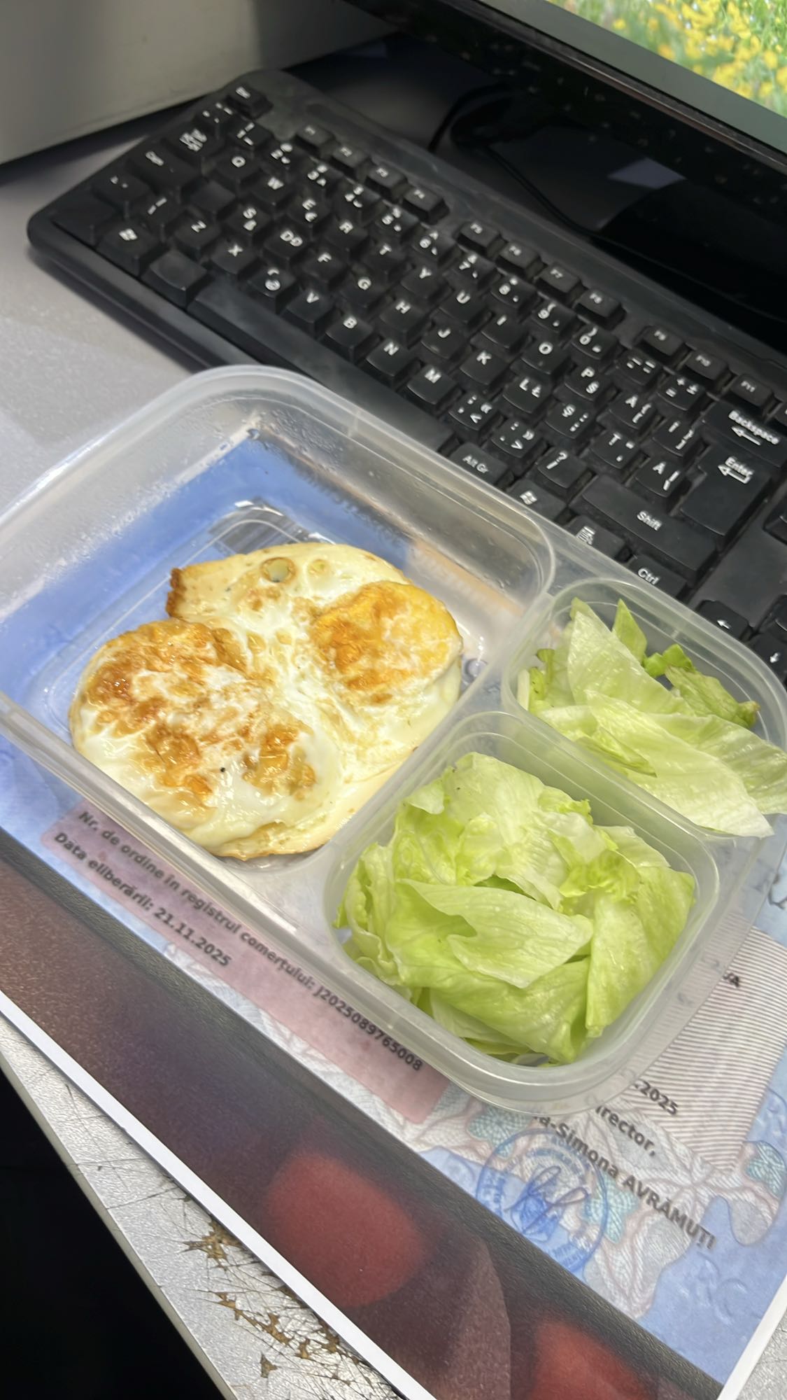 Ouă prăjite cu salată