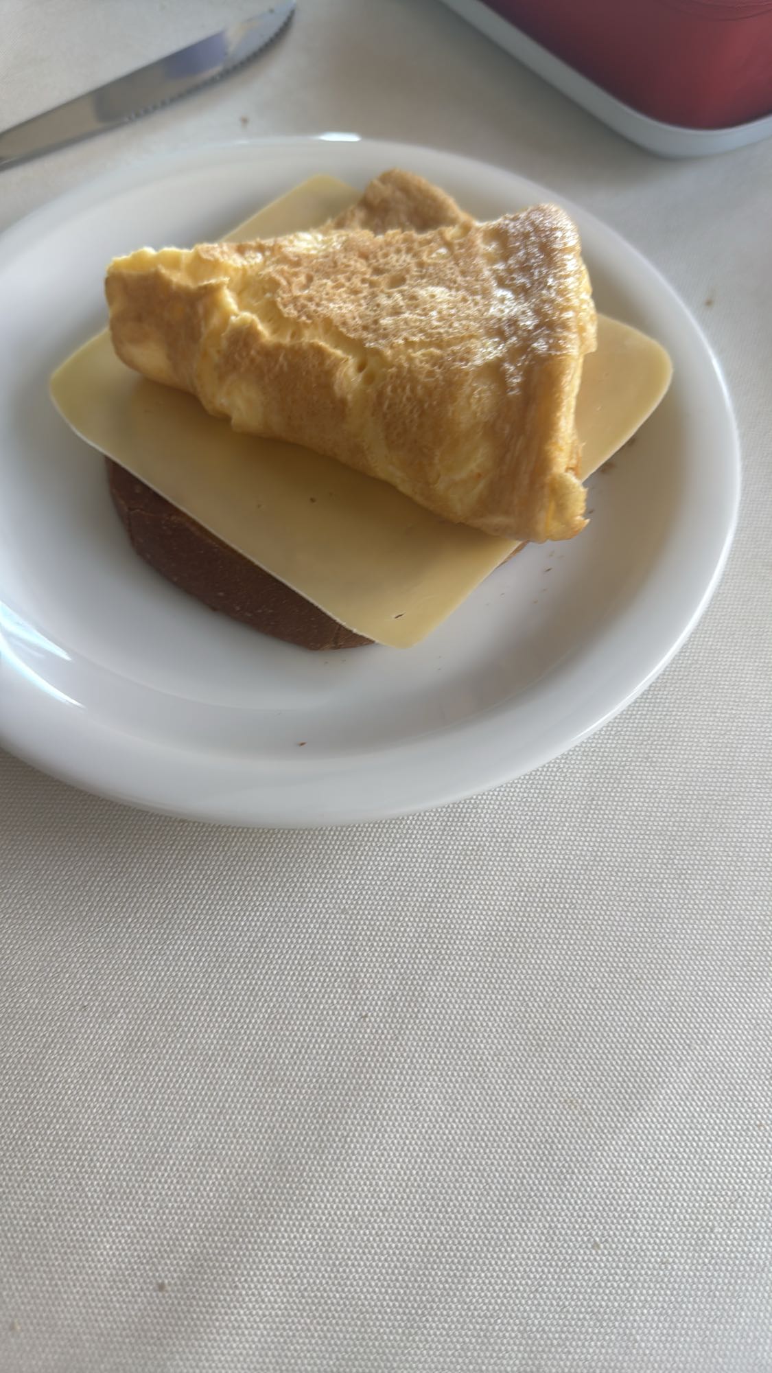 Torrada com queijo e ovo