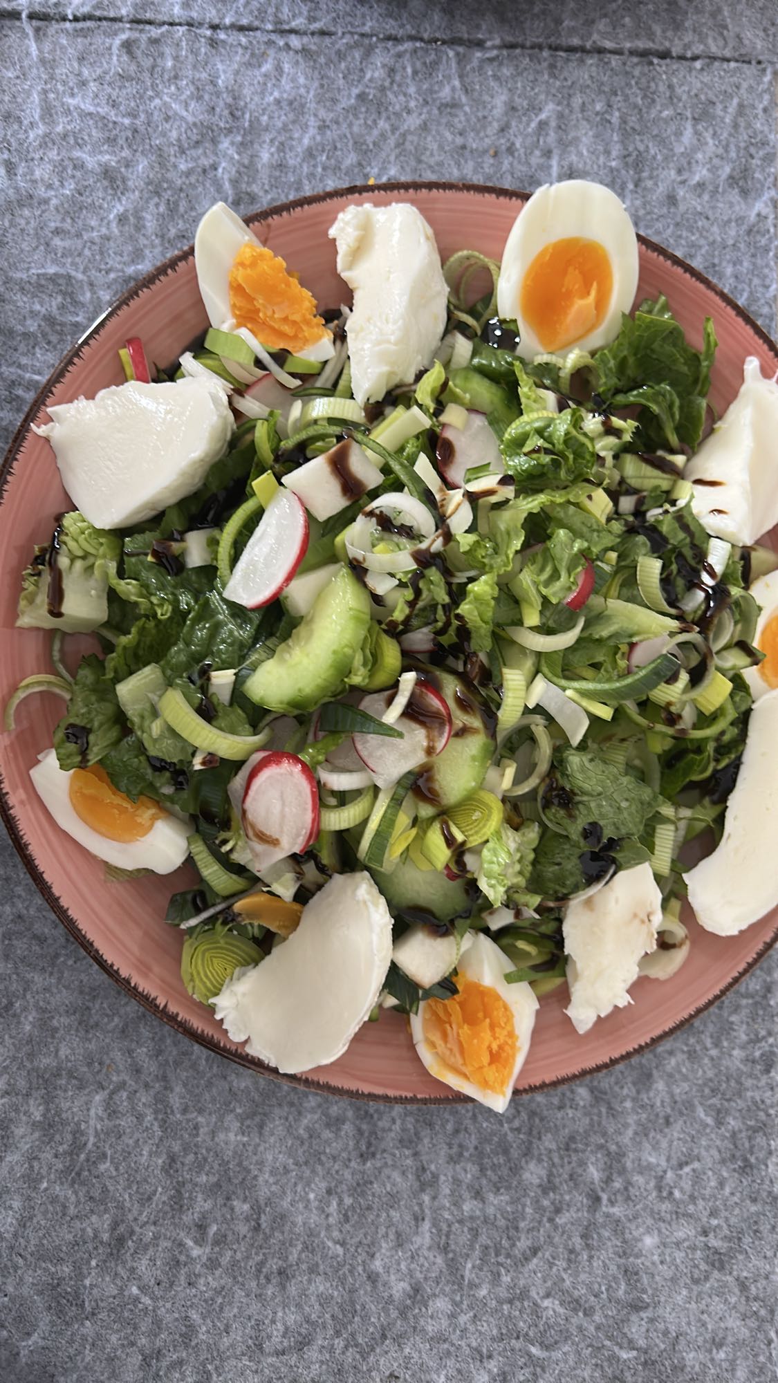 ensalada con huevo y queso