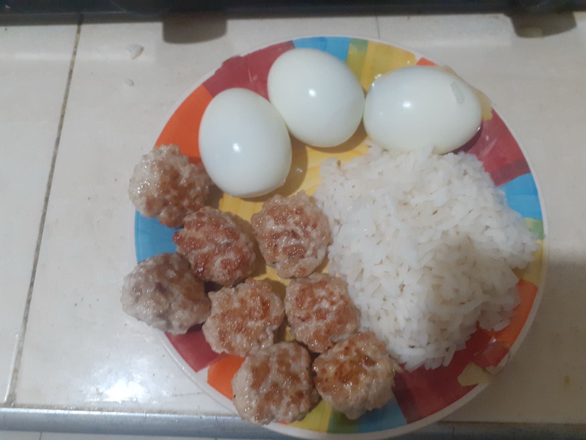 Riz œufs et boulettes