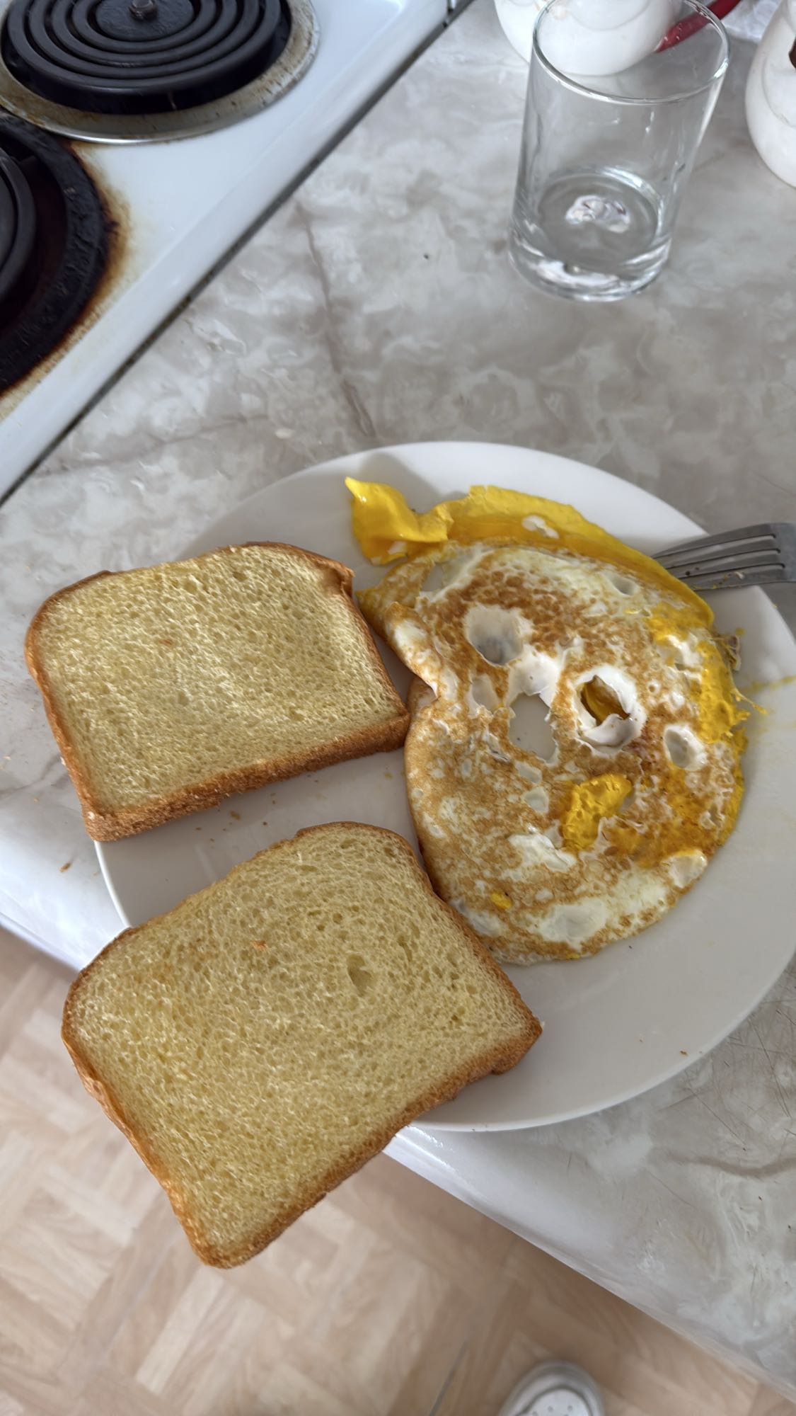 Oeufs au plat et pain