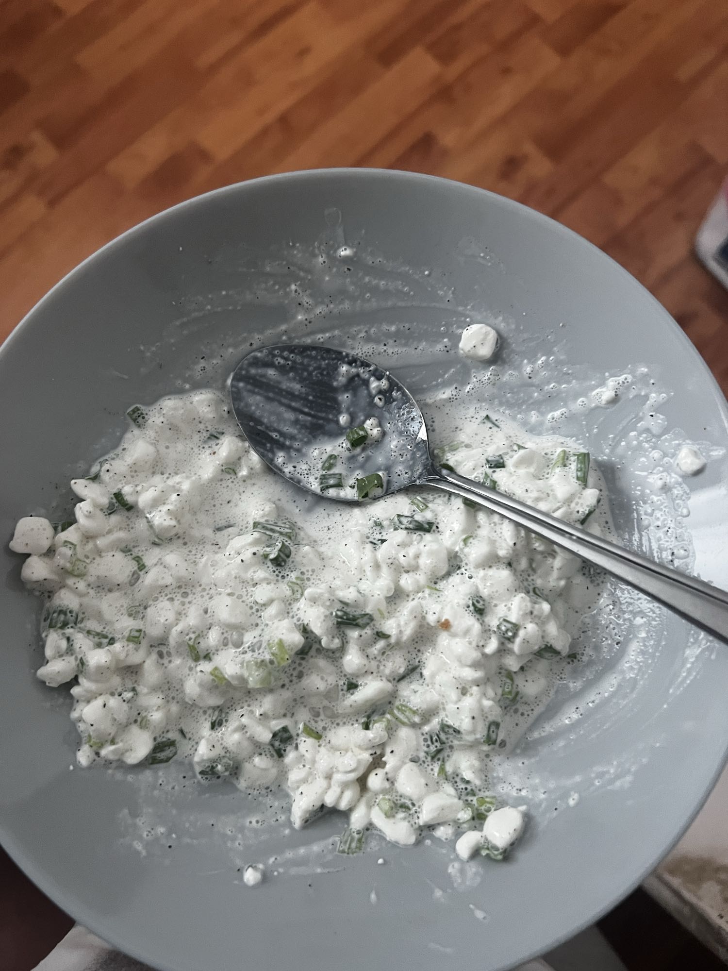 Serek wiejski ze szczypiorkiem