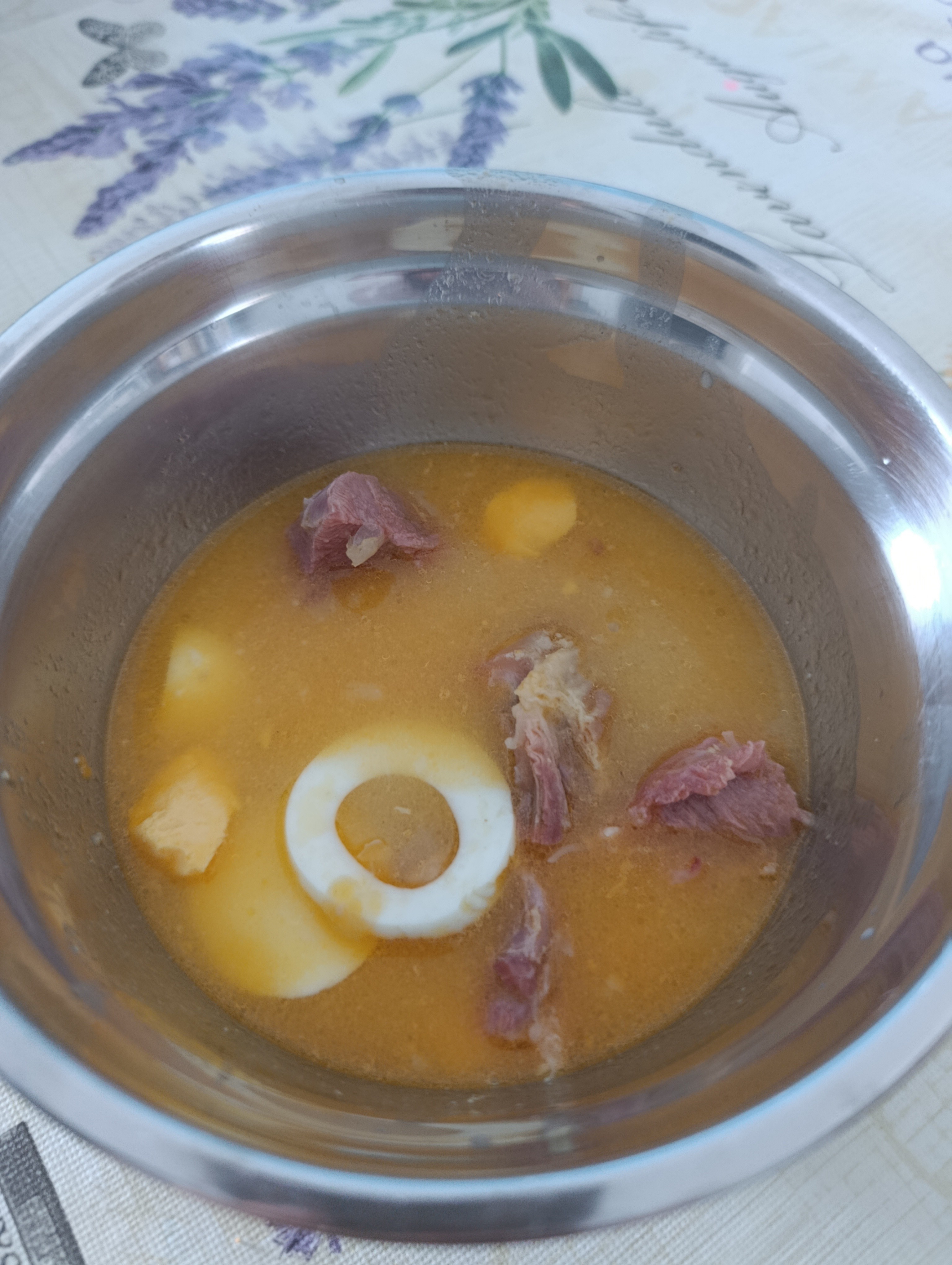 caldo con huevo y carne