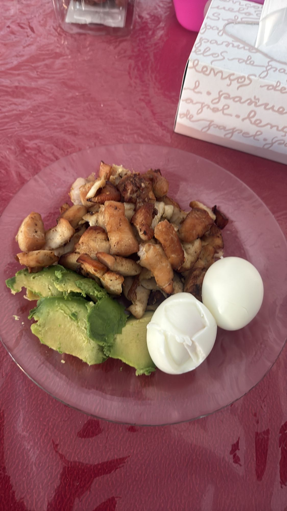 pollo con huevo y aguacate