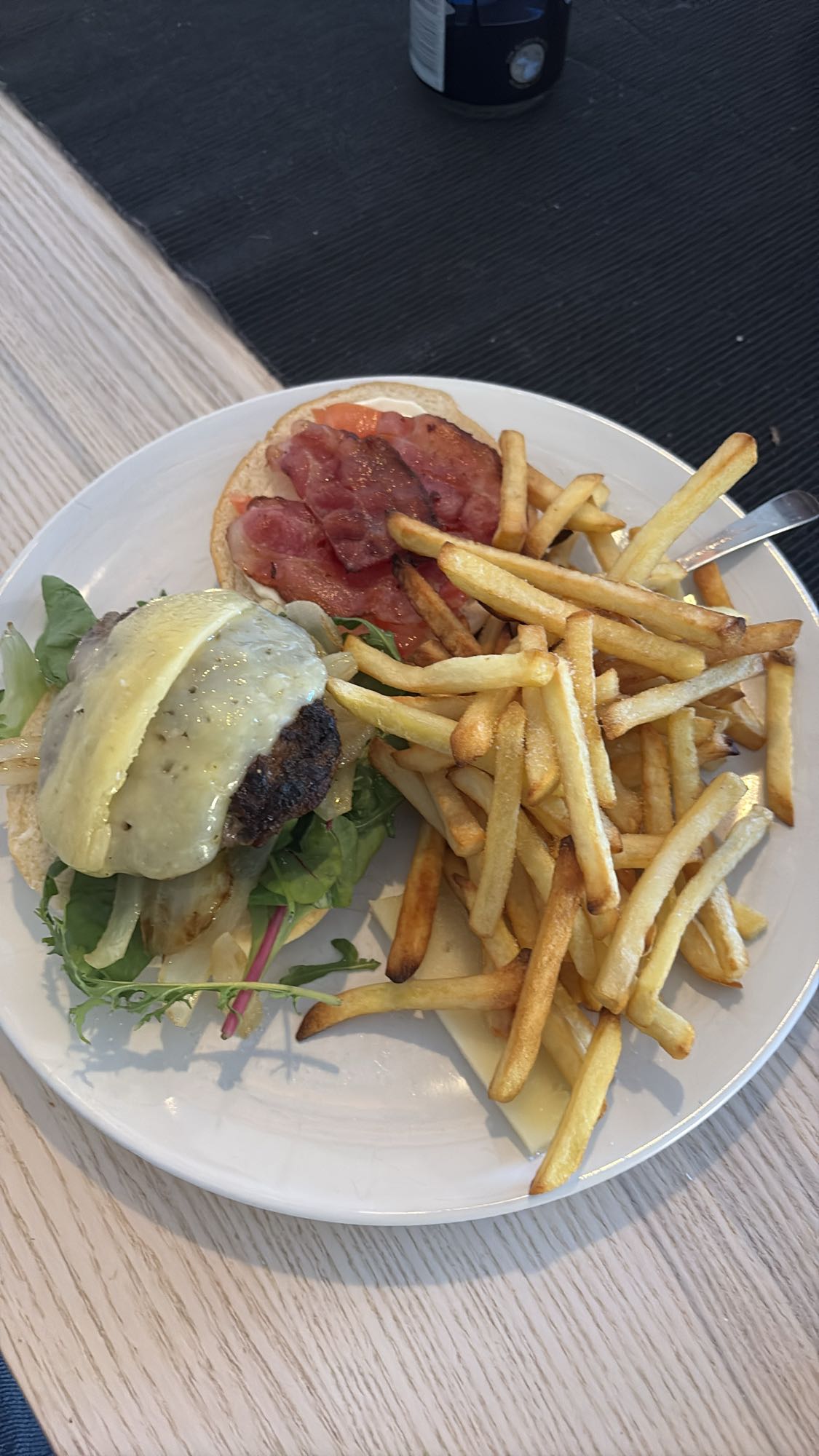 Hamburgare med pommes
