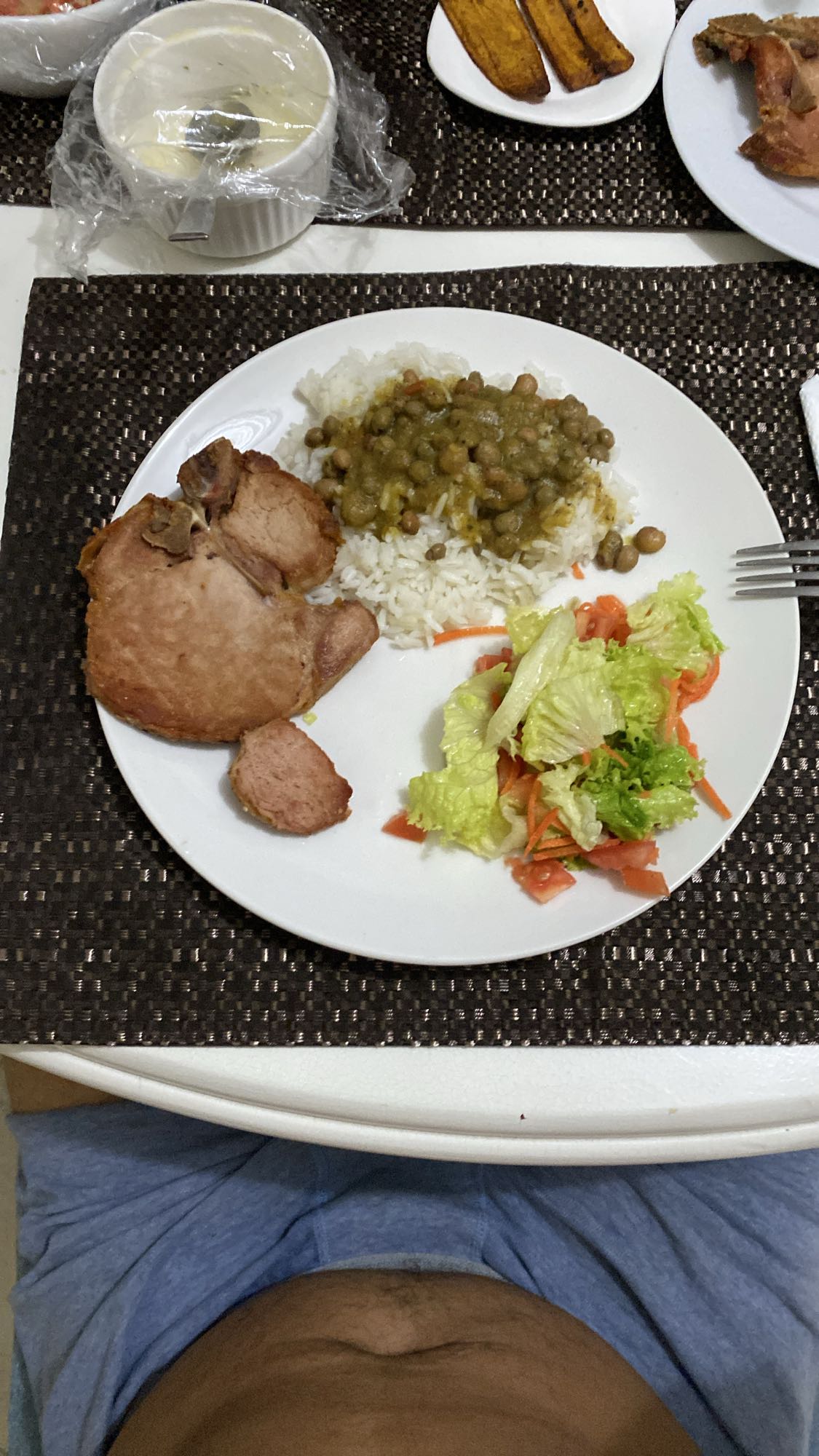 Chuleta con arroz y ensalada