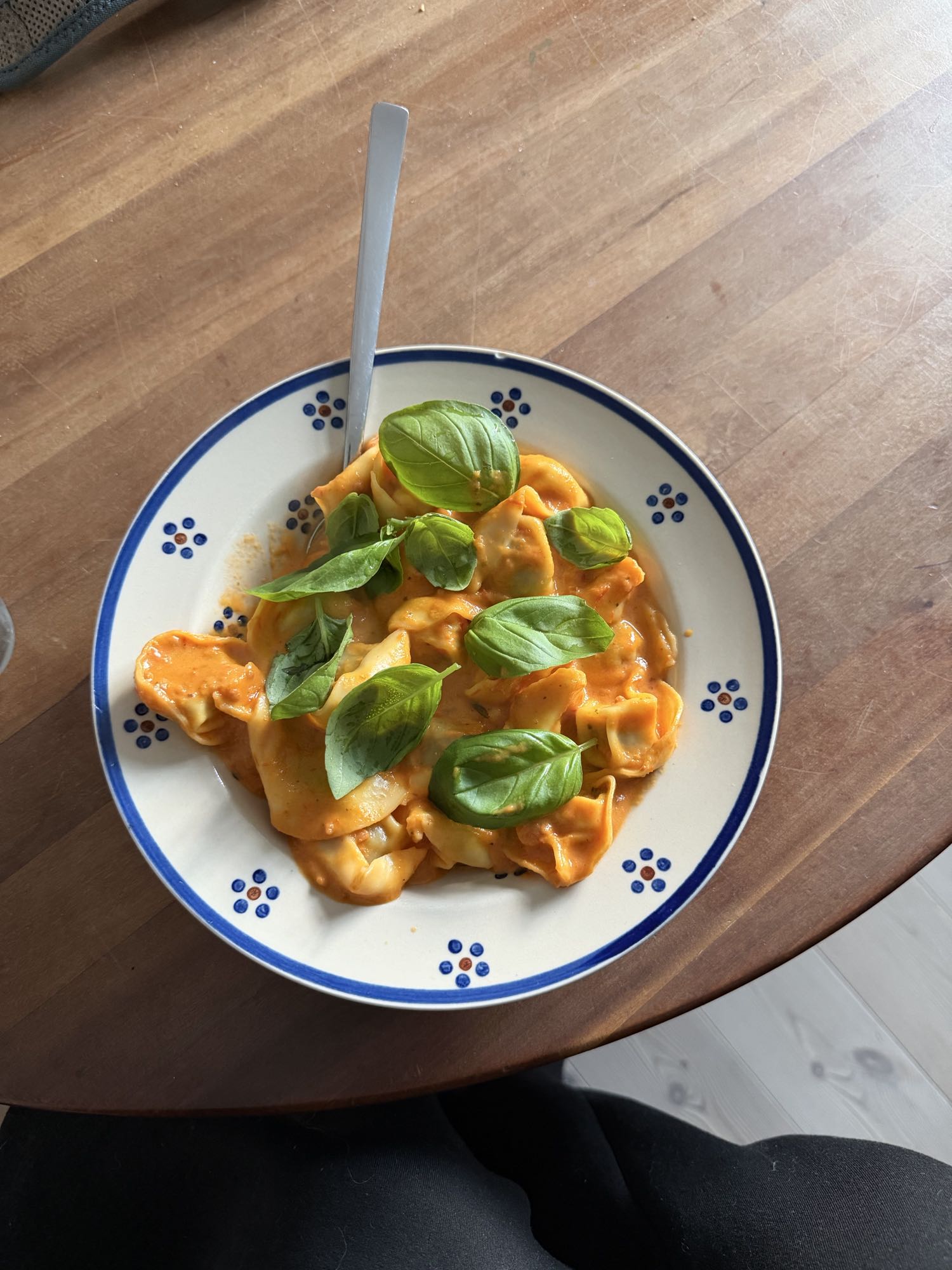 Tortellini i tomatfløde