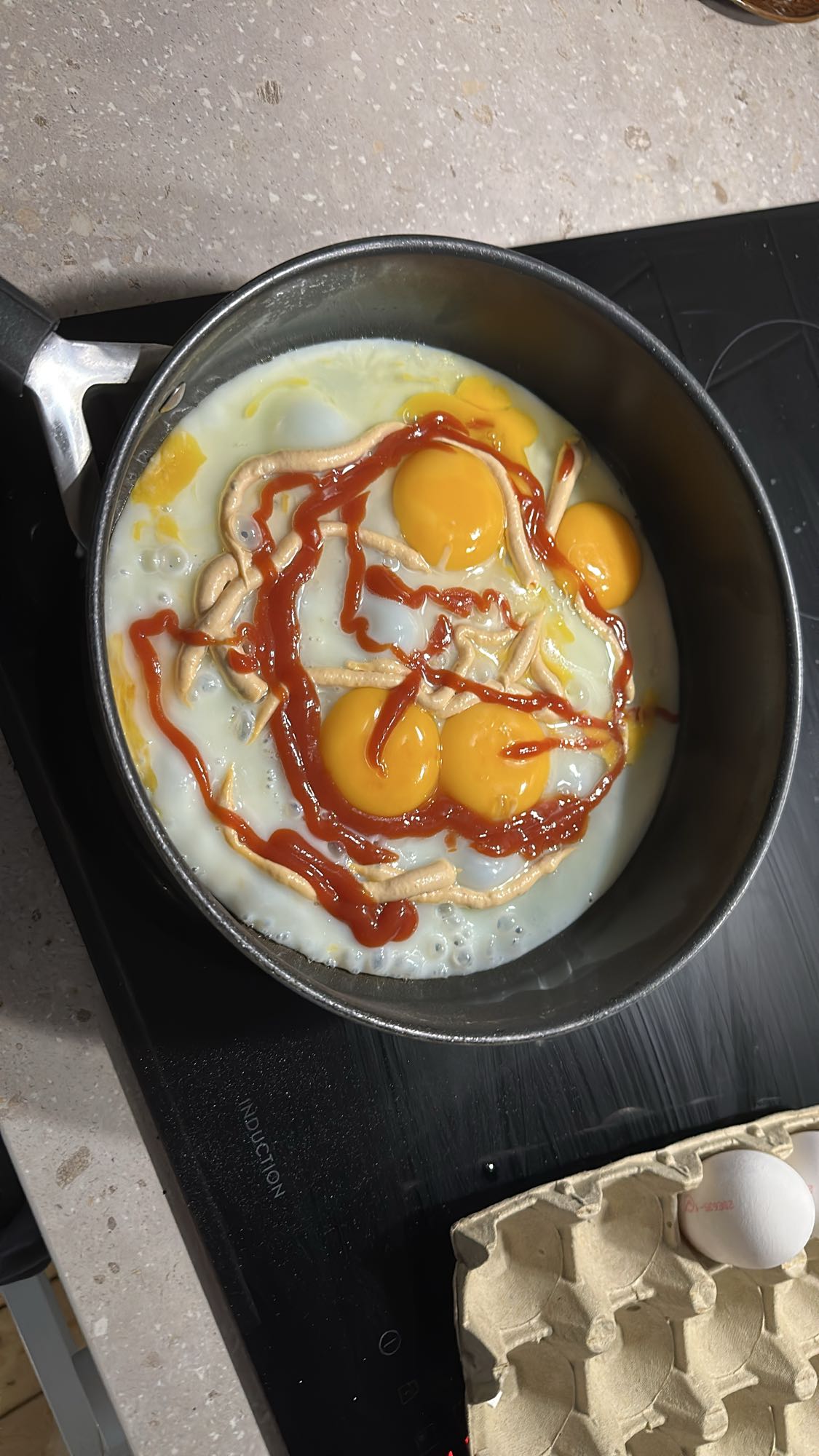 Stekta ägg med såser