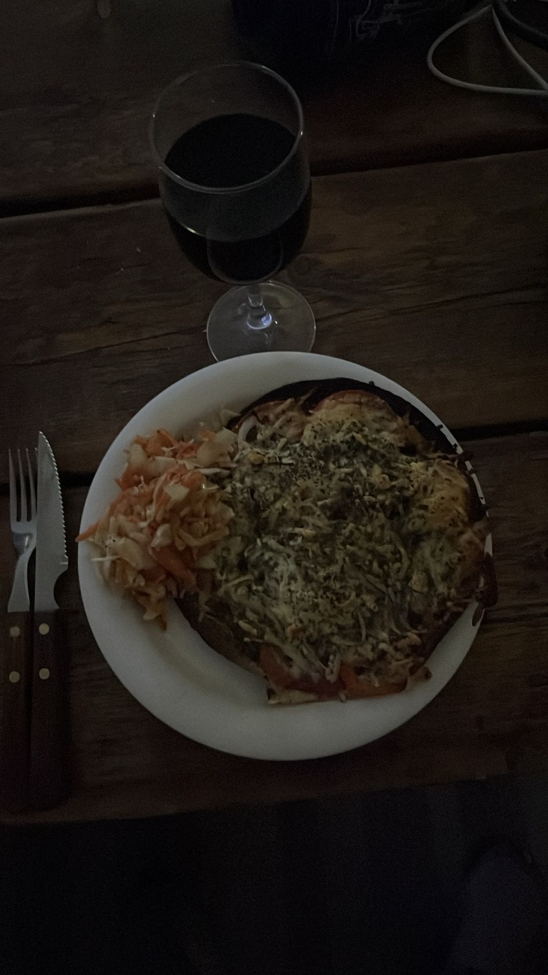 Pizza med sallad och vin