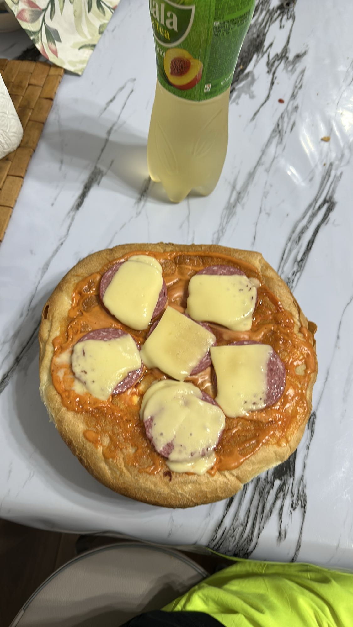 пицца с колбасой и сок