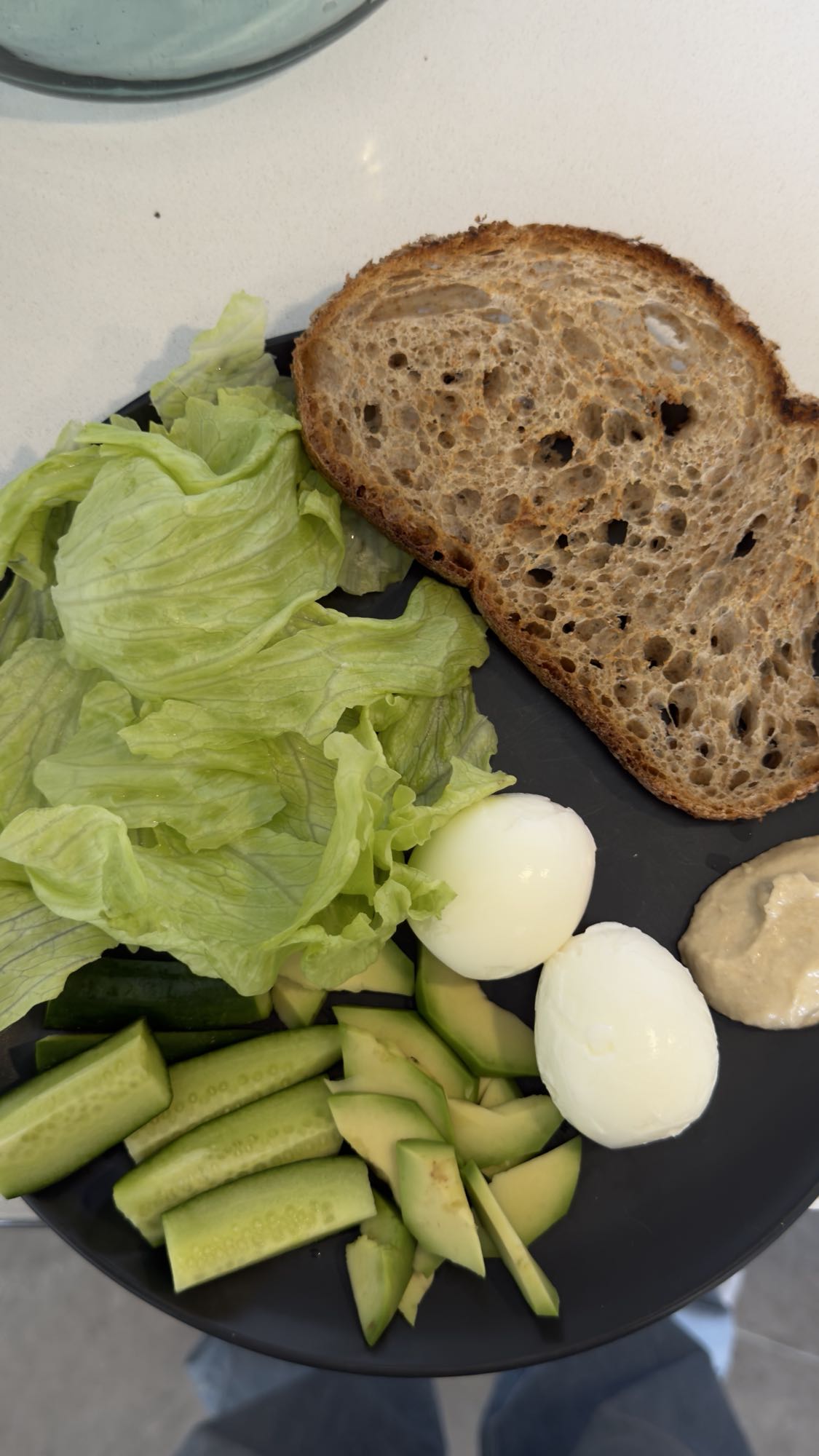 Тарелка с яйцами и авокадо