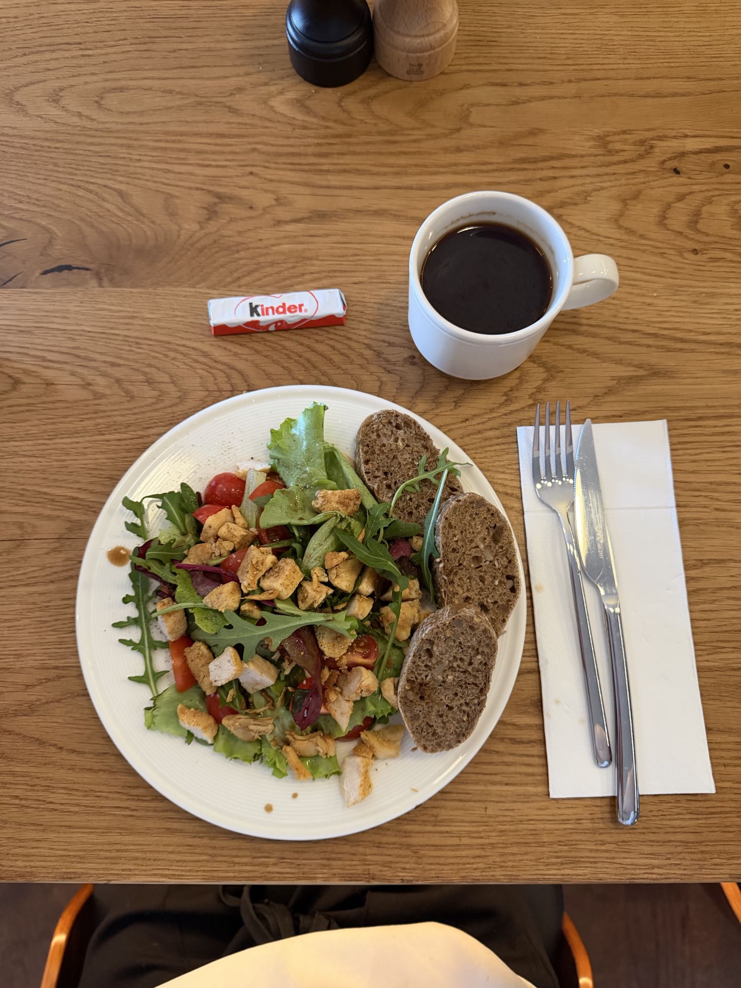 Салат с курицей и кофе