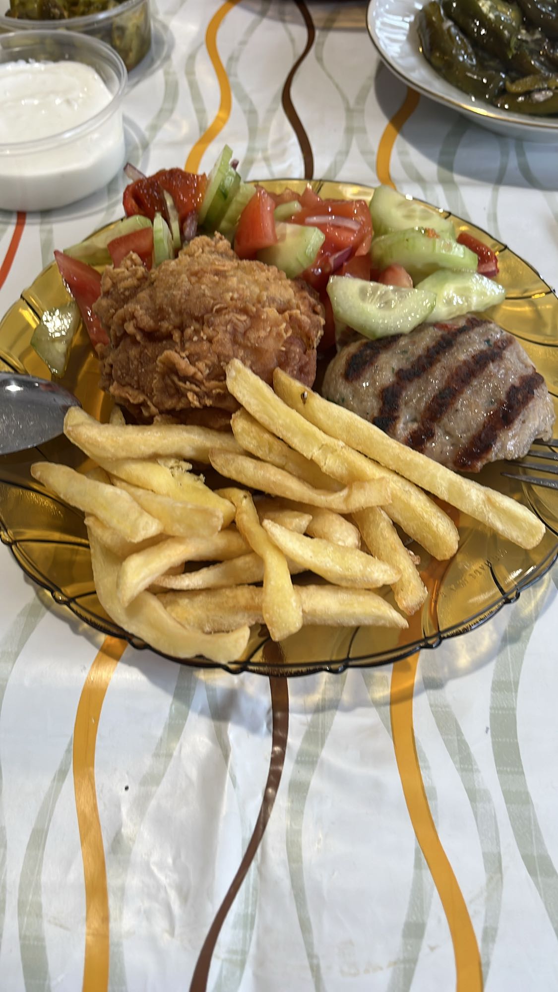 Пиле, кюфте и картофи