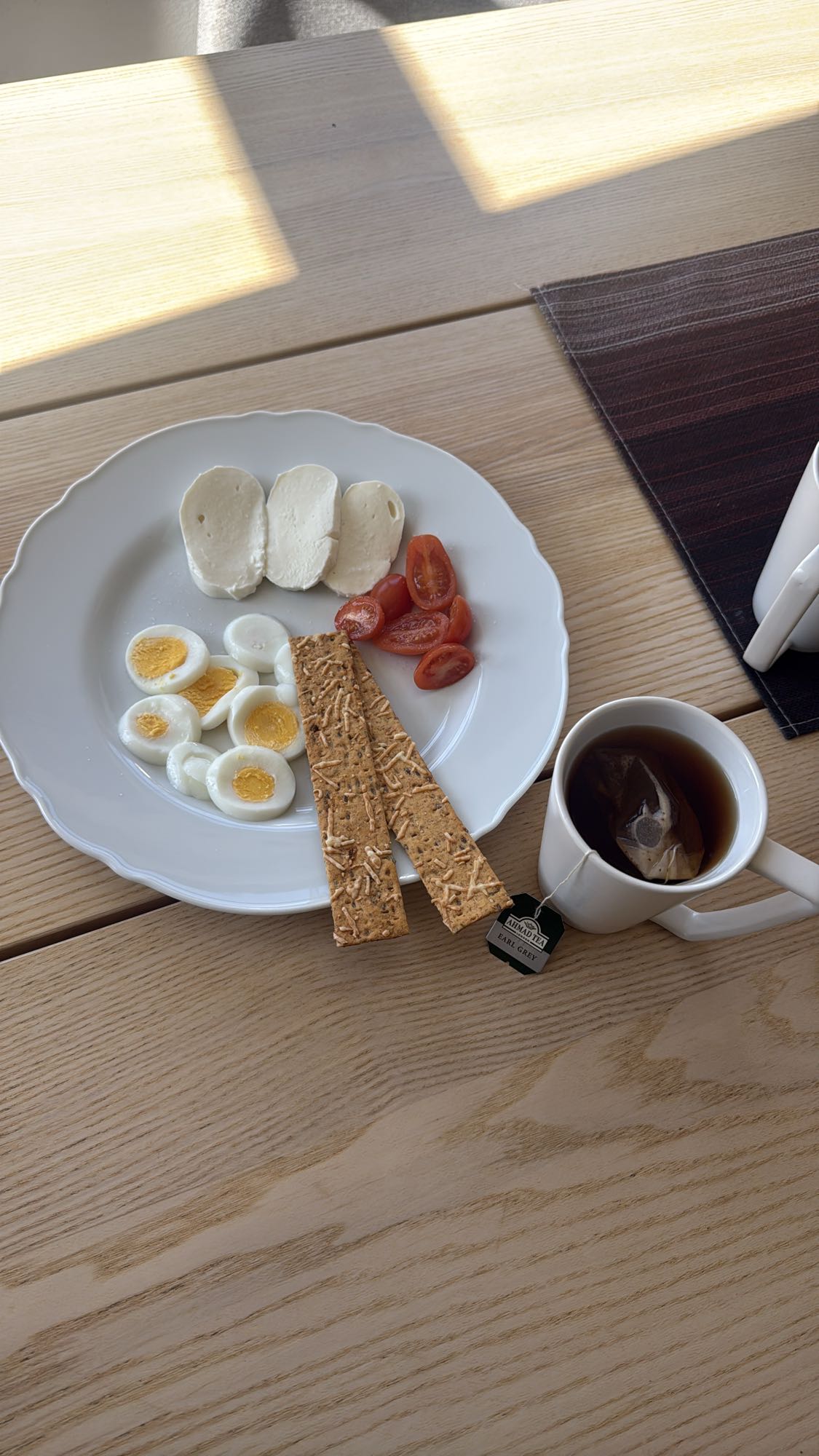 Frukost med ägg och te