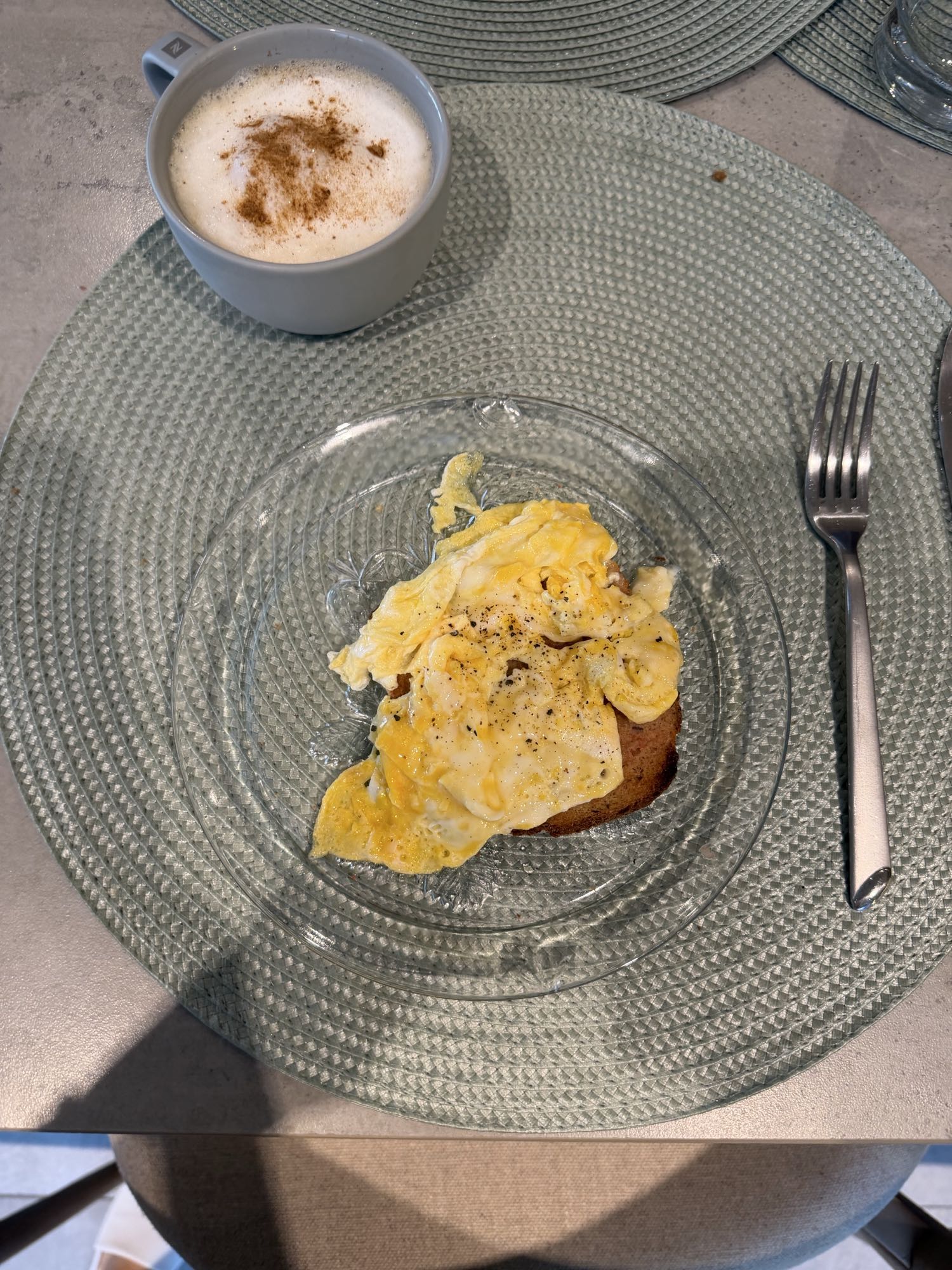 tostada con huevos y café
