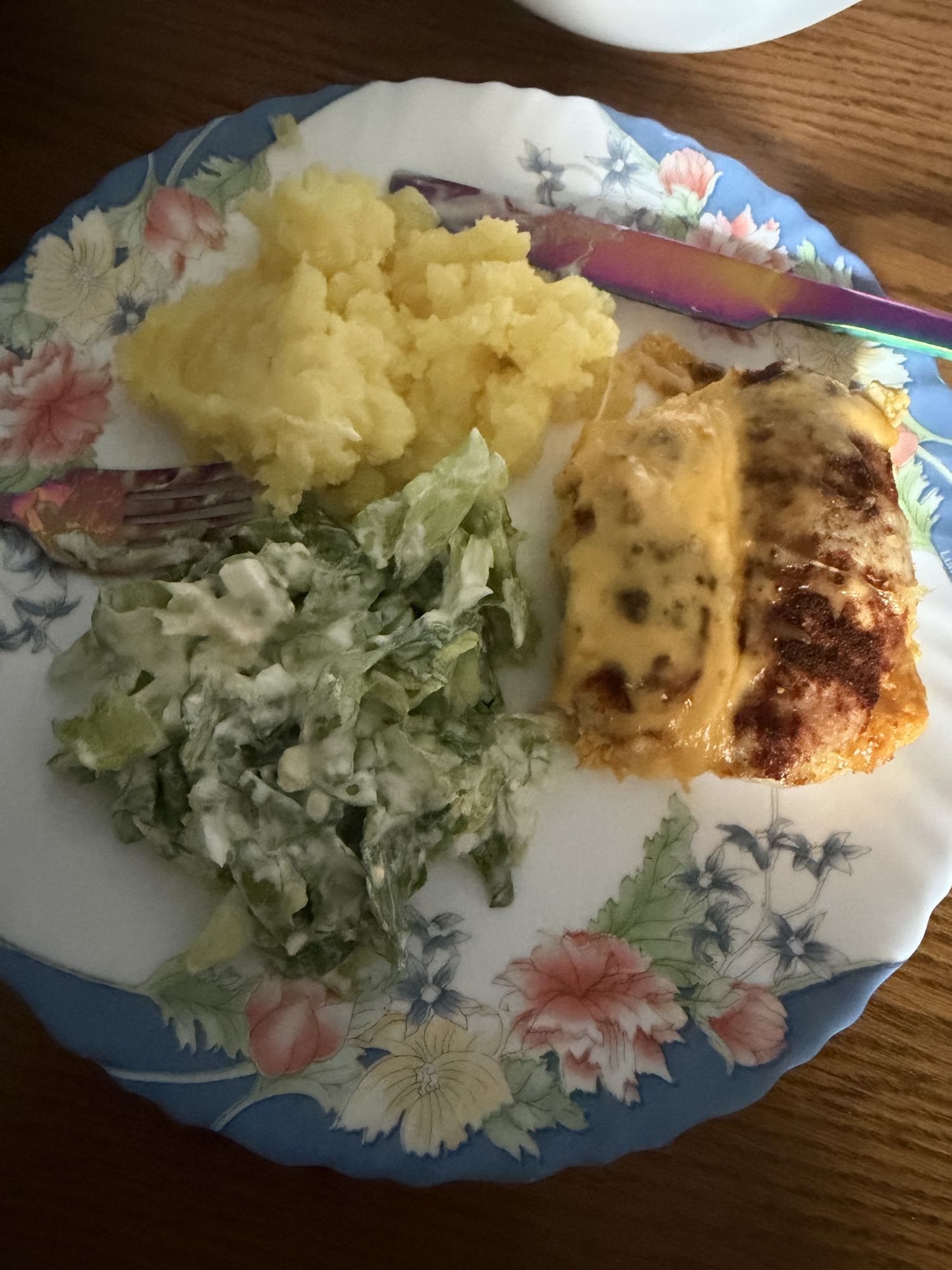 Kotlet z puree i sałatą