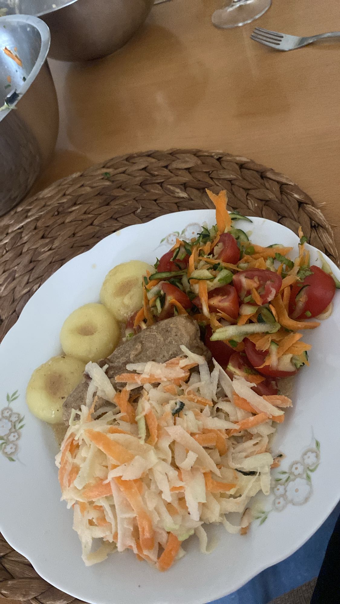 Mięso z kluskami i surówką