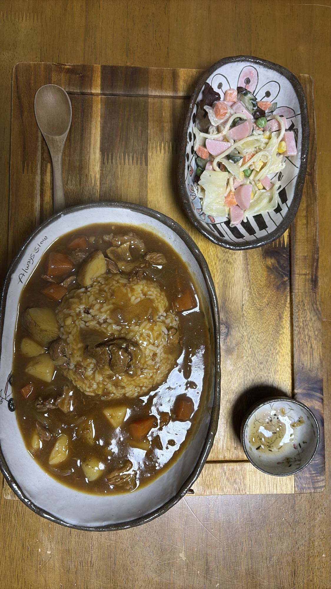 ビーフカレーとマカロニサラダ