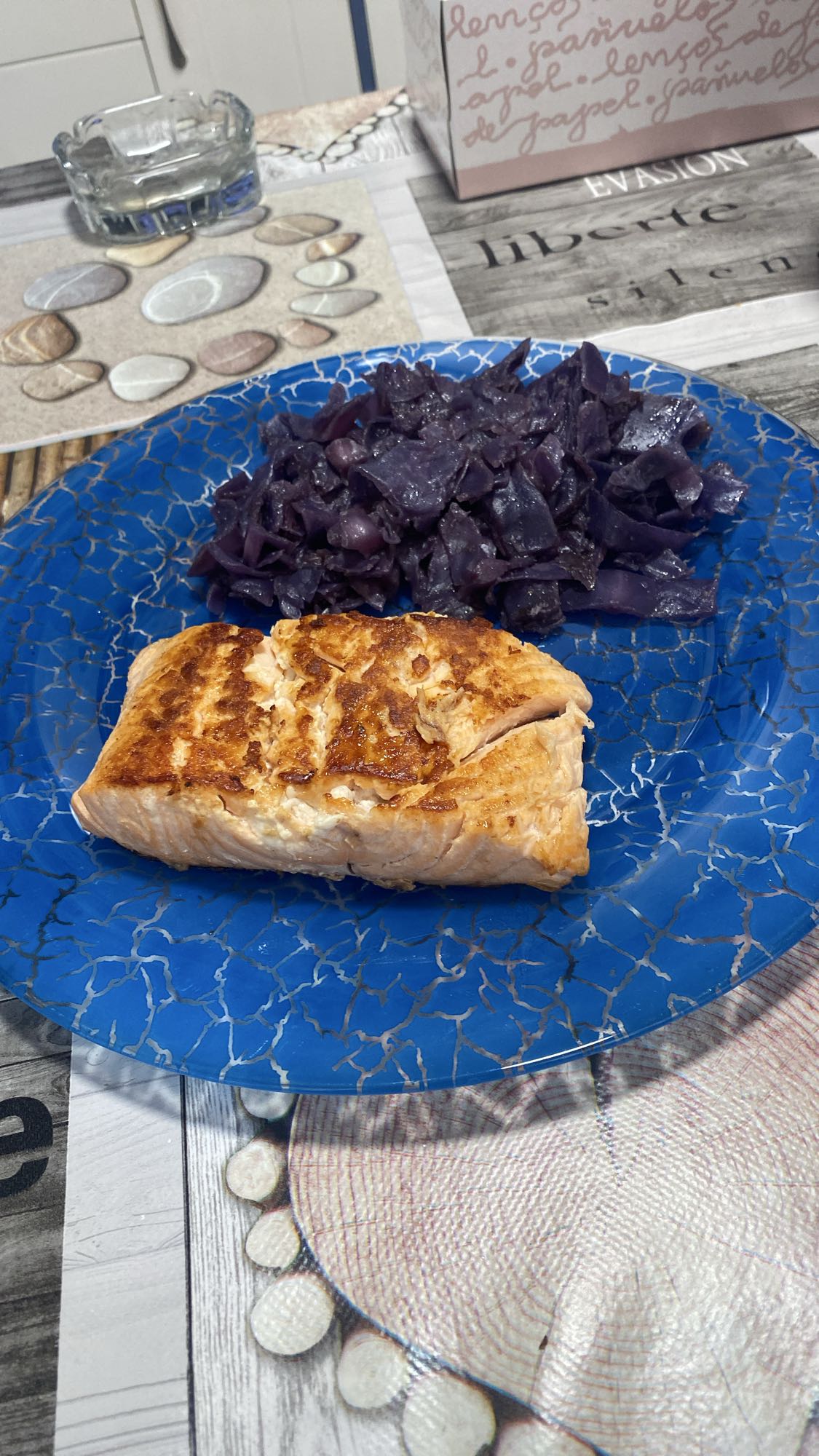 salmón con col lombarda