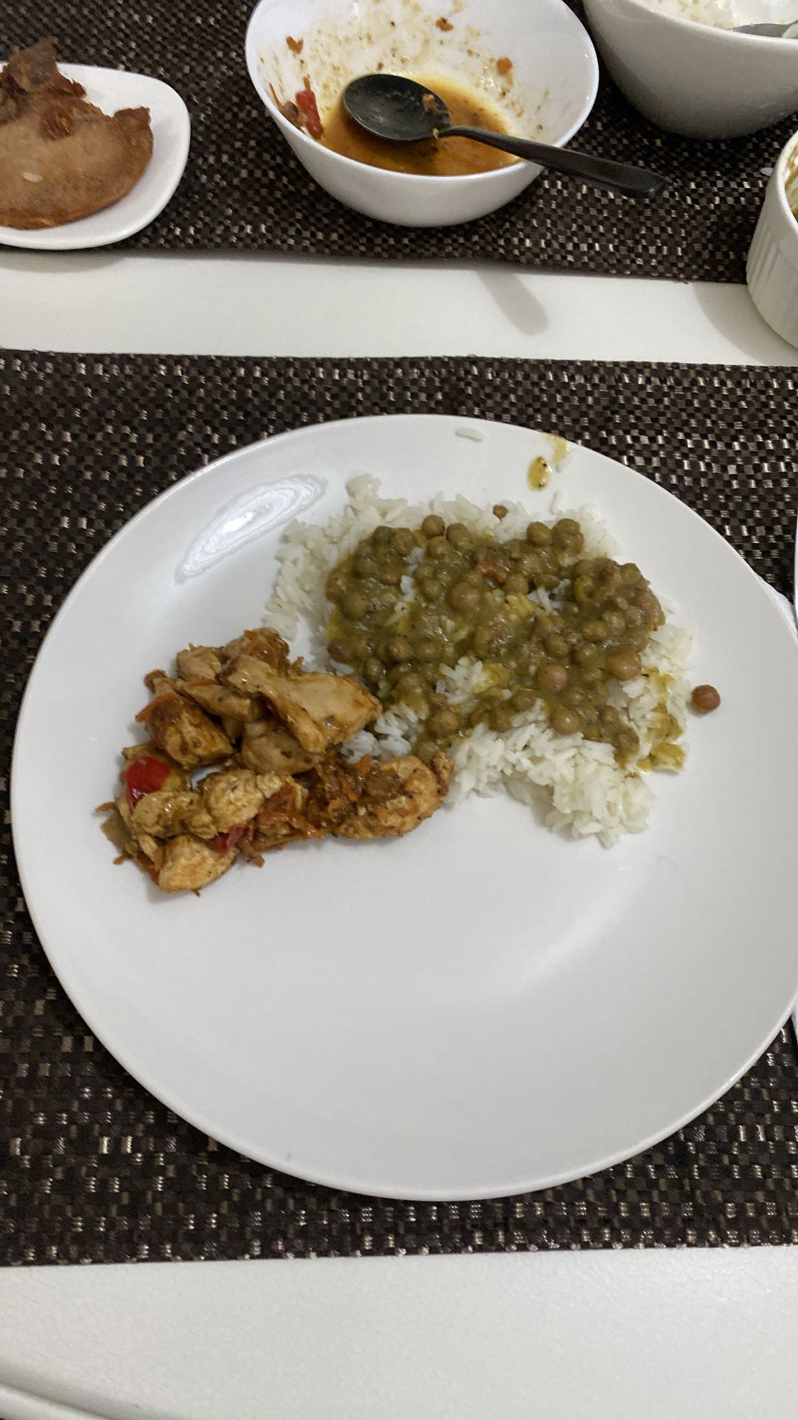 Arroz con pollo y guisantes