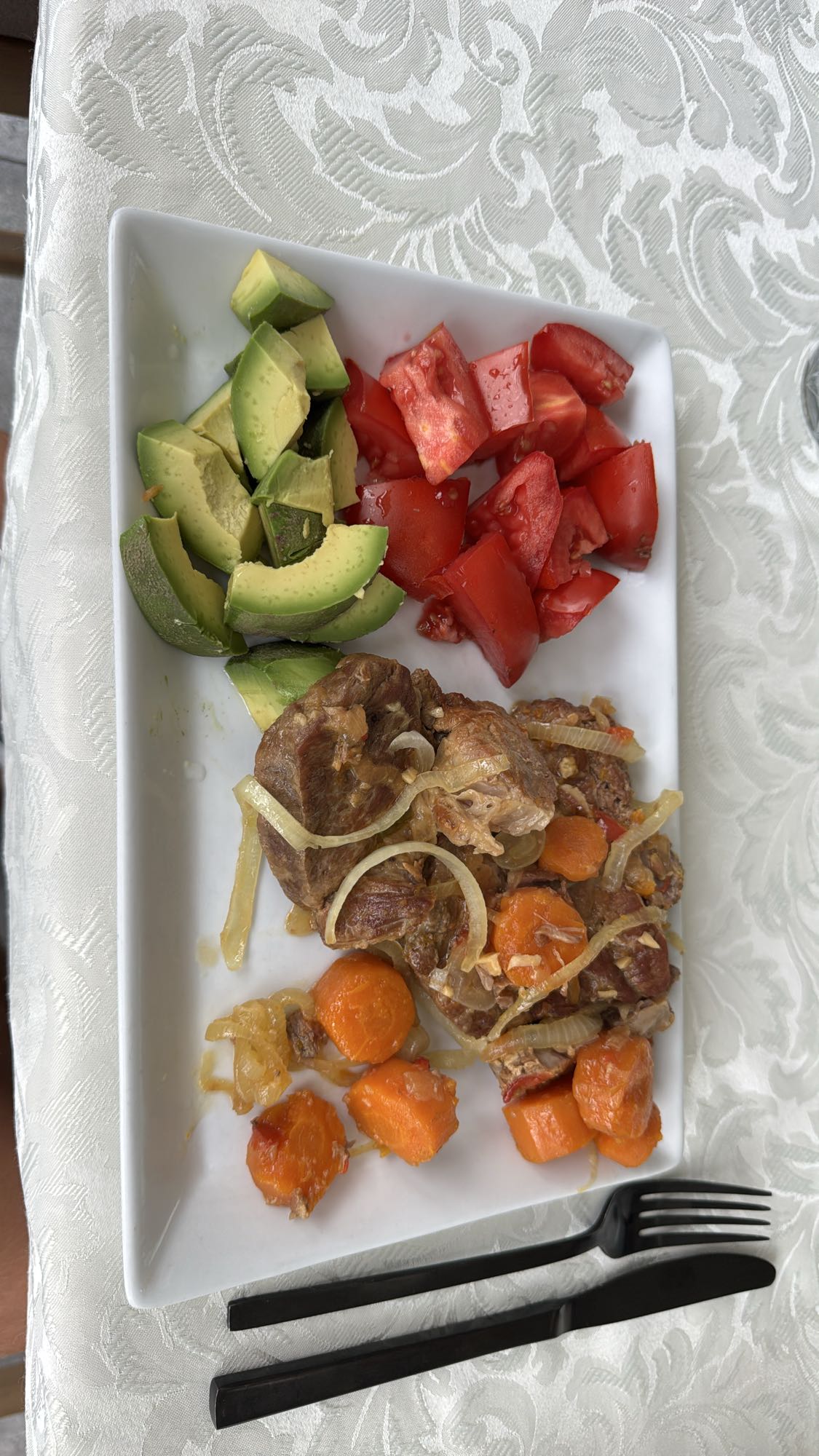 carne guisada con ensalada