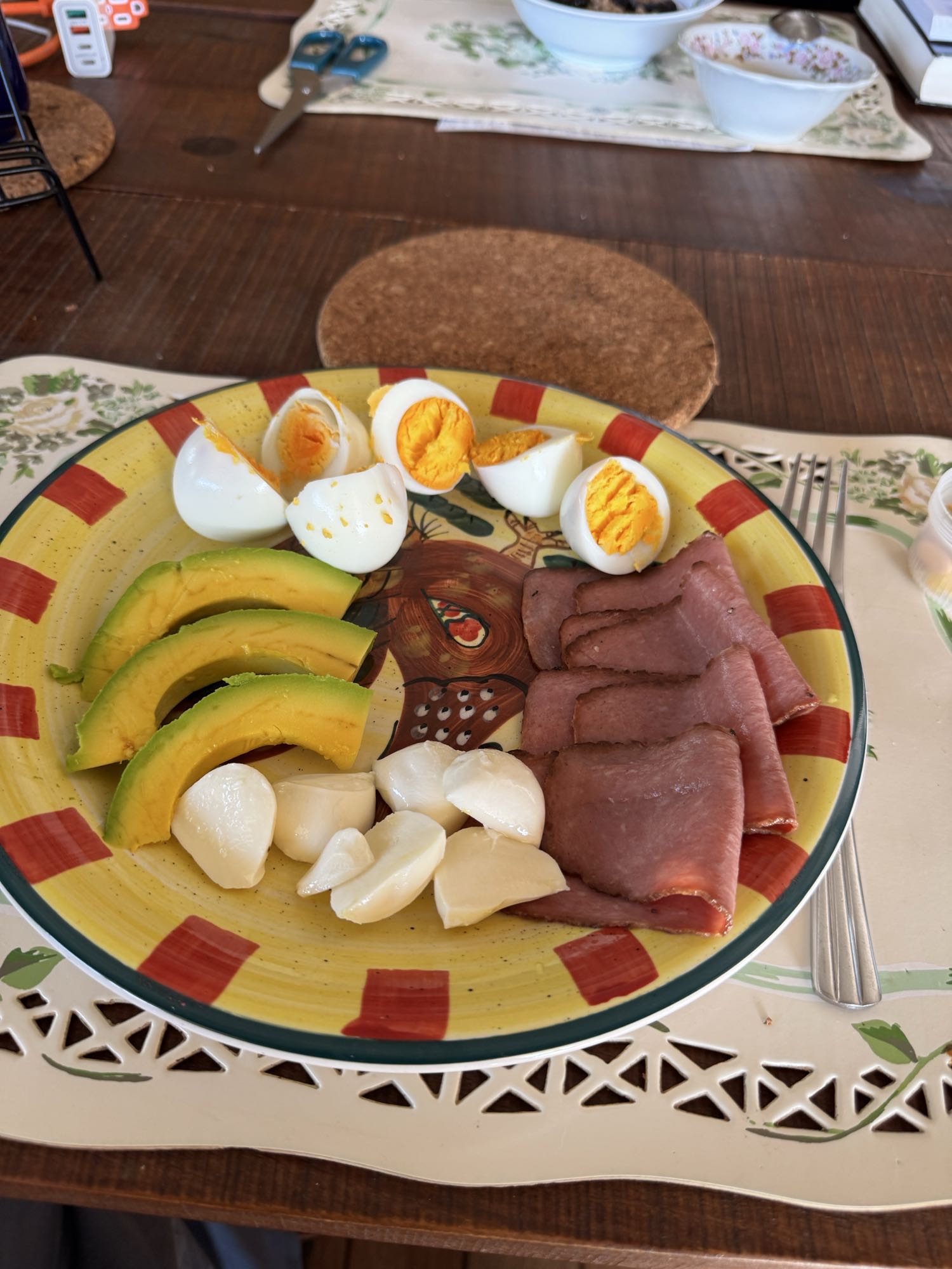 huevos con jamón y aguacate