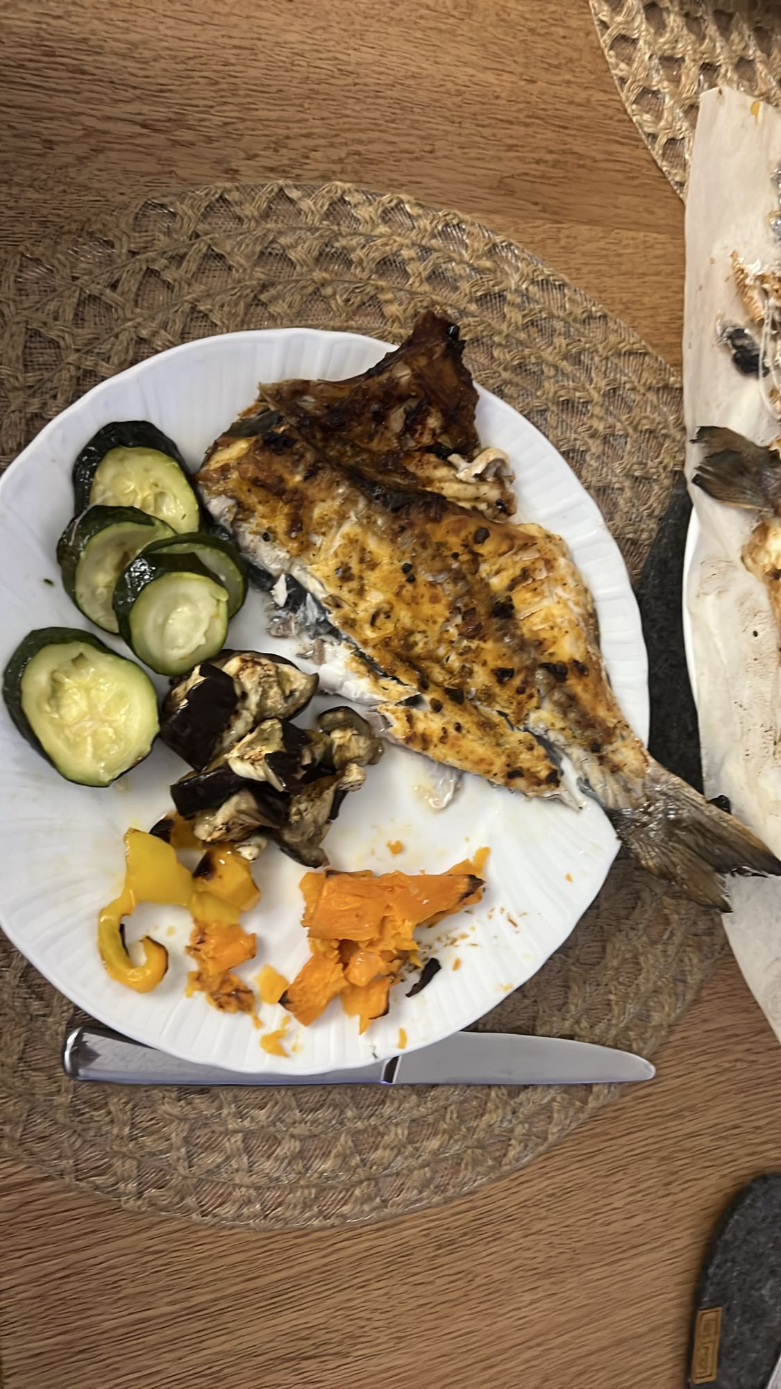 Pesce grigliato e verdure