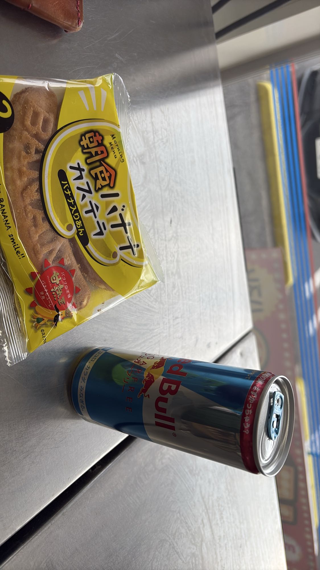 菓子パンとエナジー飲料