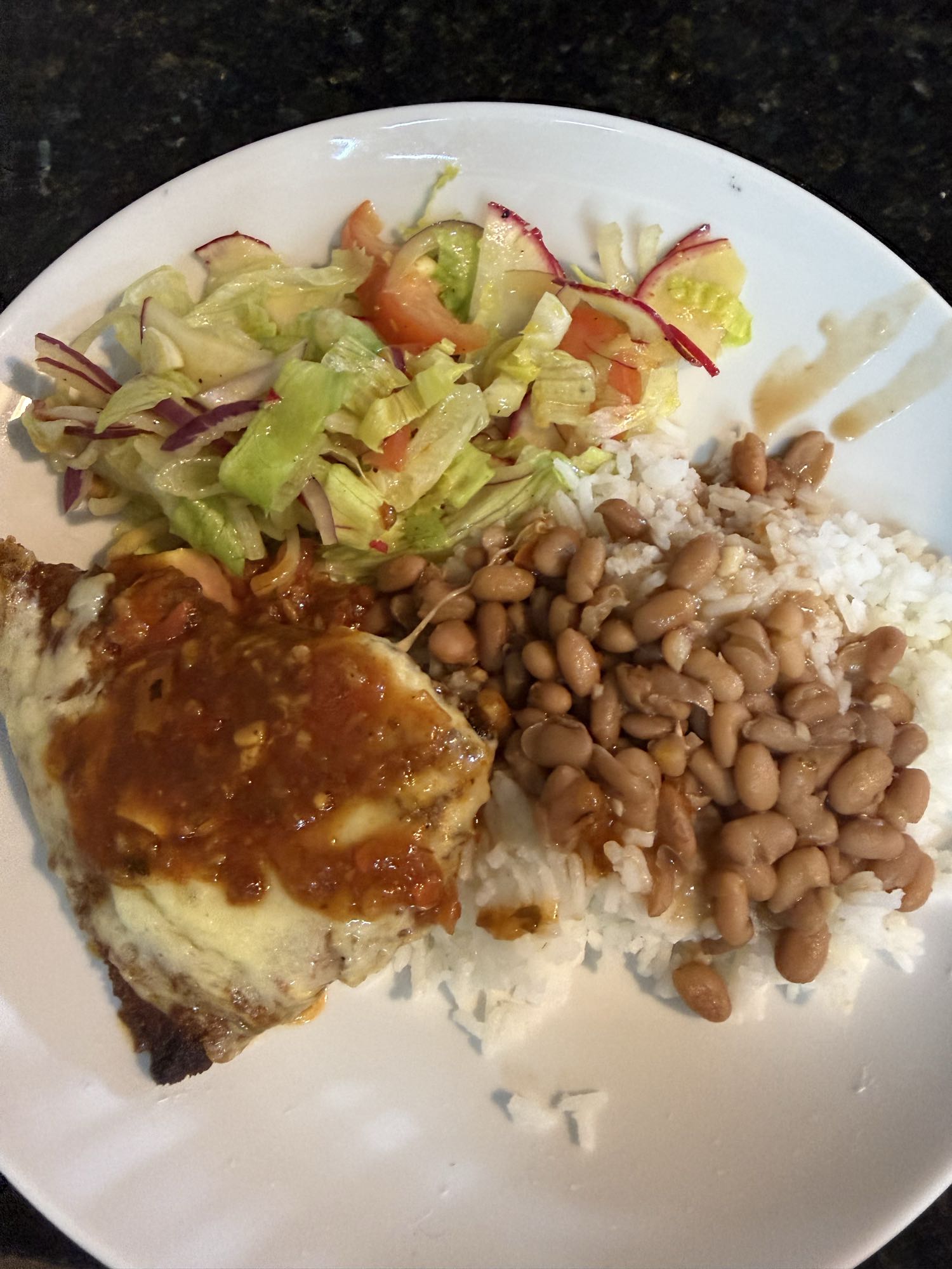 Arroz, feijão e salada