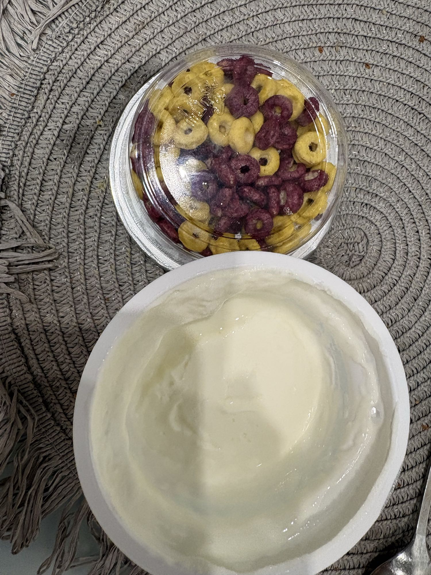 Йогурт с фруктовыми кольцами