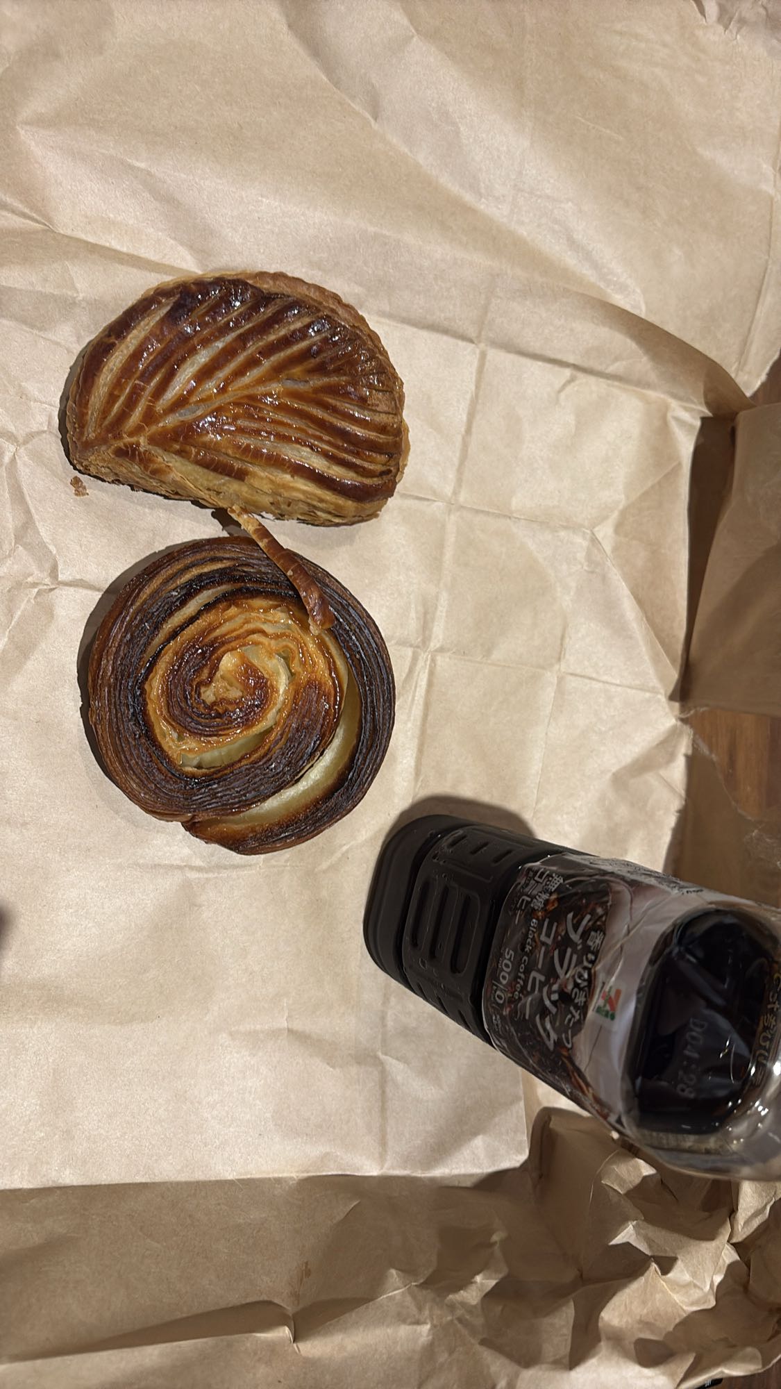 ペストリーとブラックコーヒー