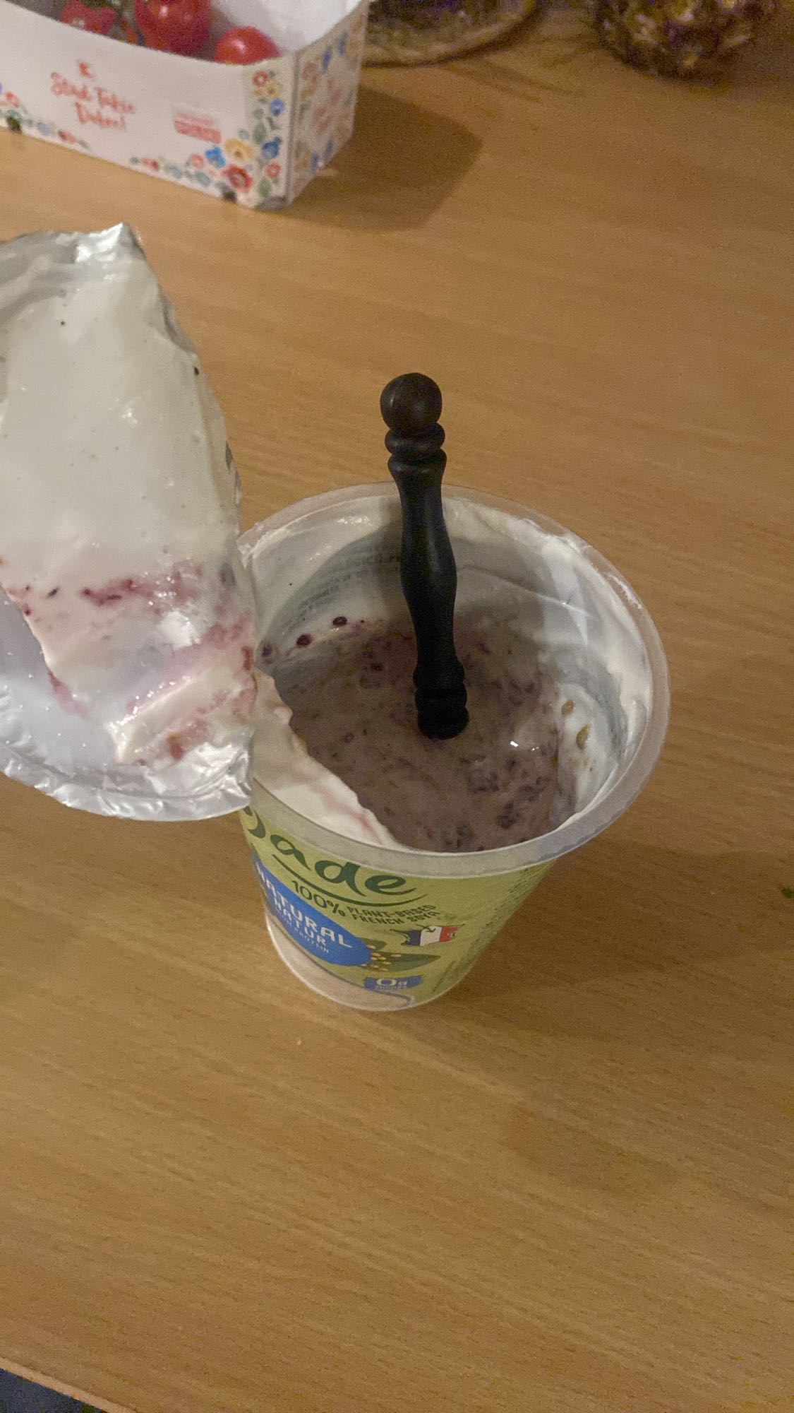 jogurt kokosowy z owocami