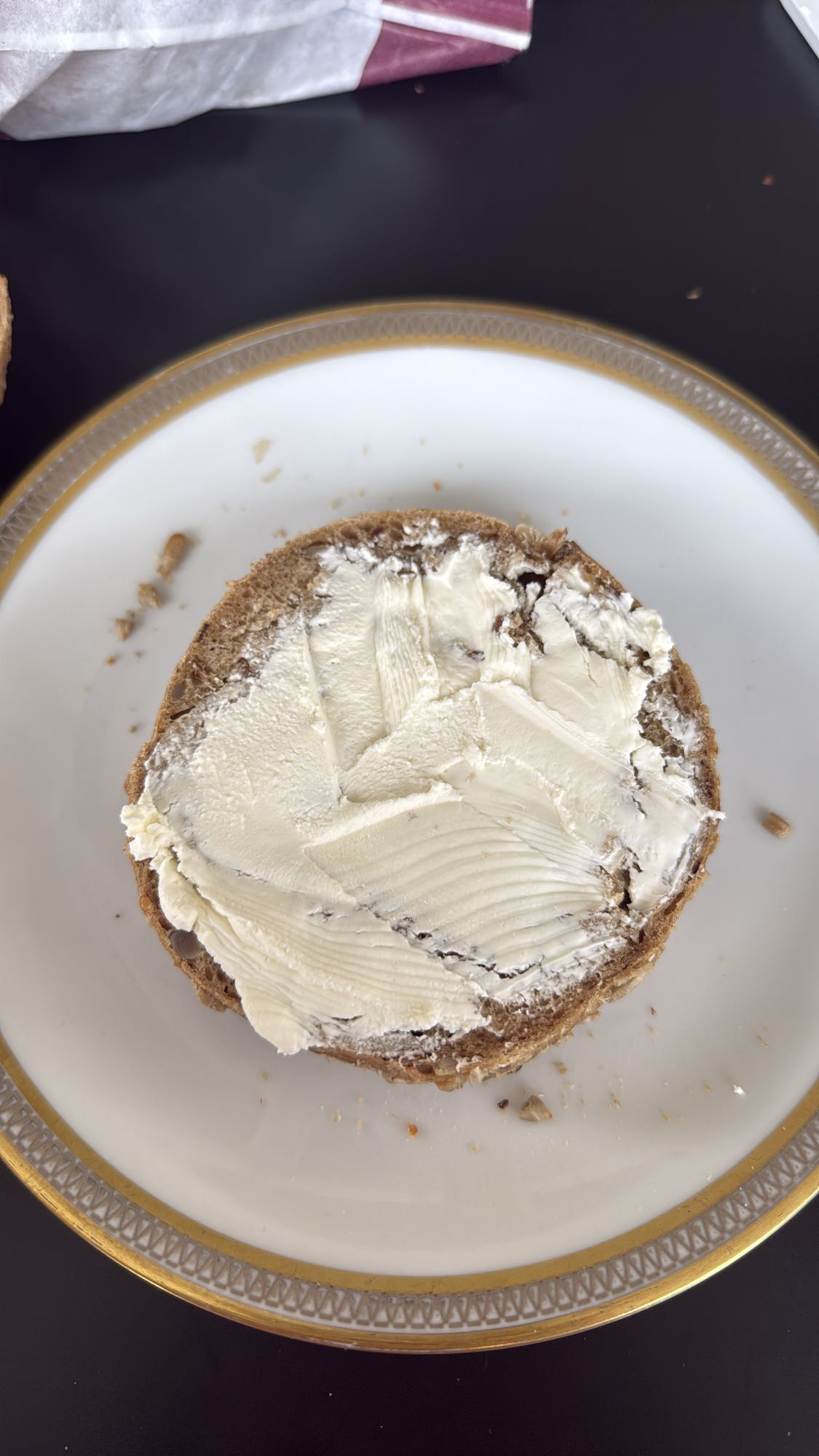 Brötchen mit Frischkäse
