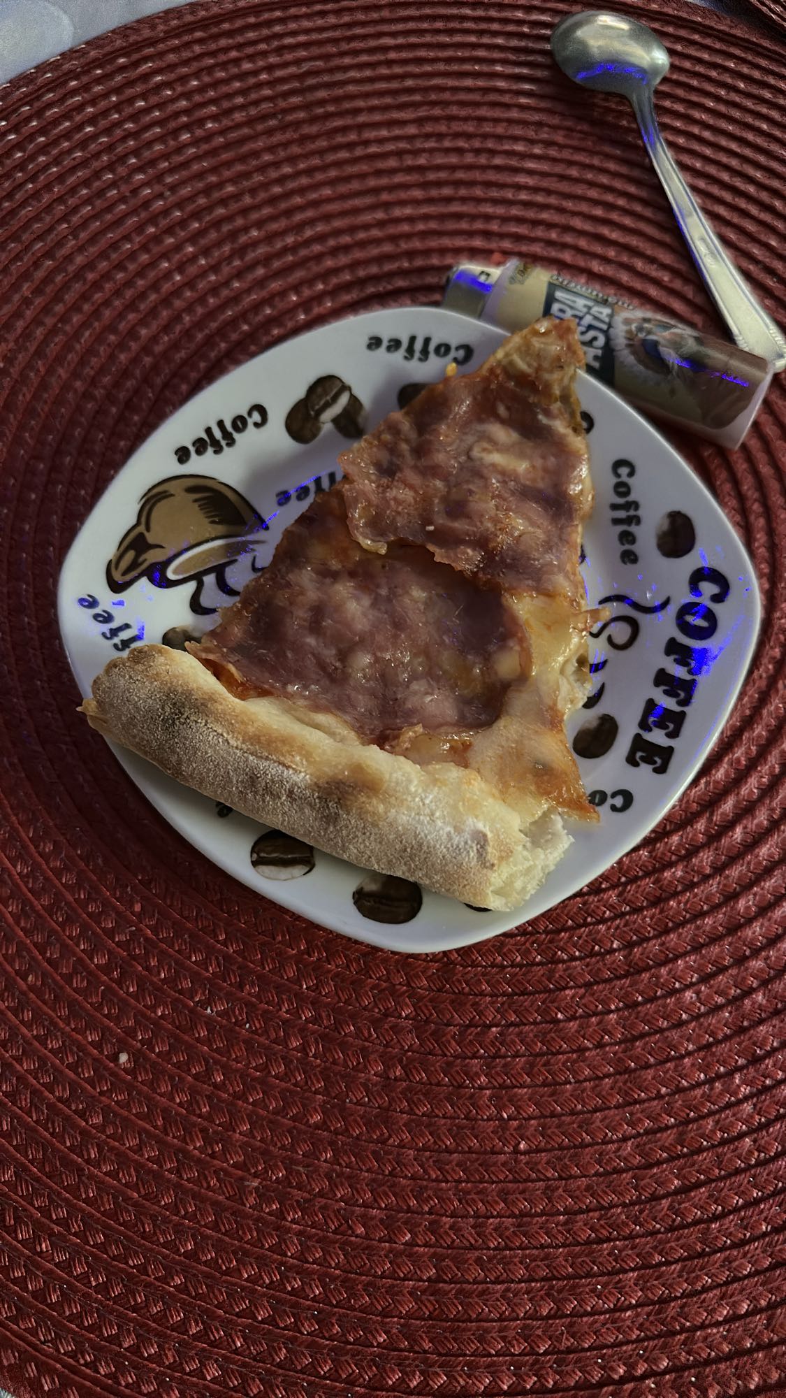 Felie de pizza cu salam