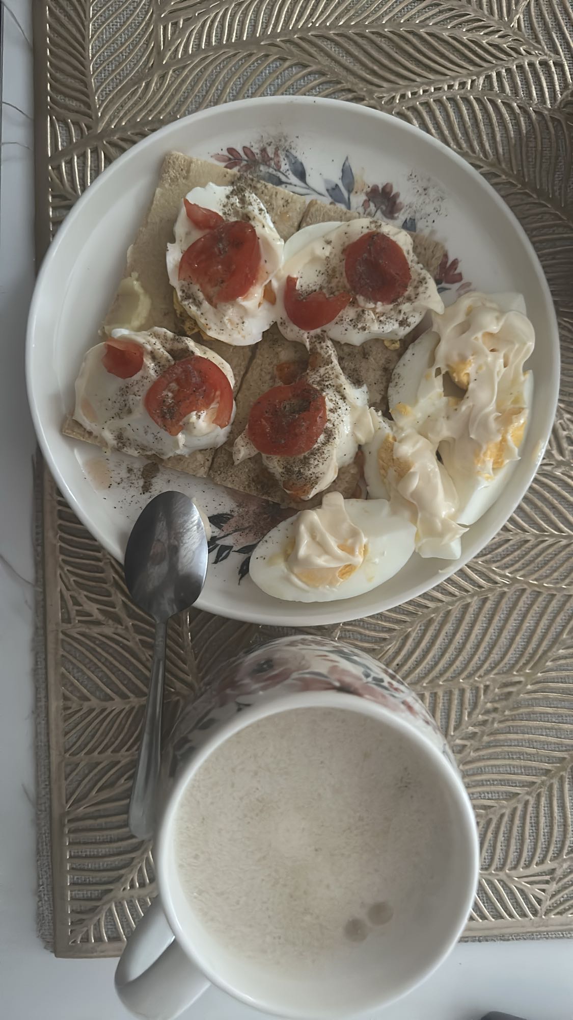 Wasa z jajkiem i pomidorem