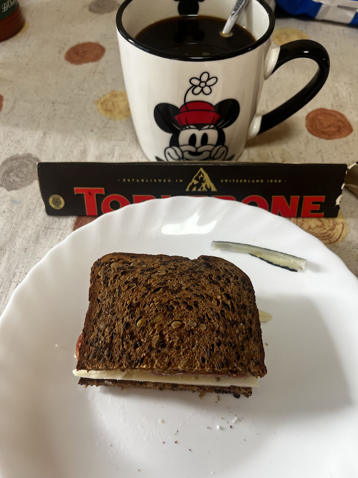 sándwich con café