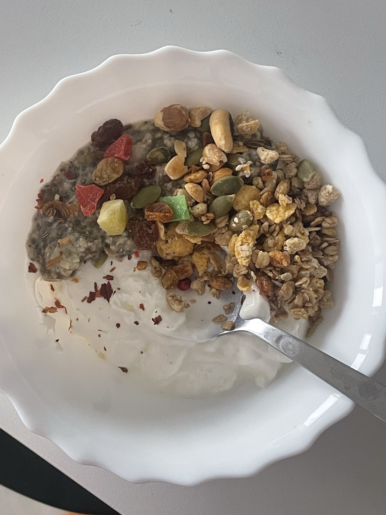 Jogurt z granolą i chia