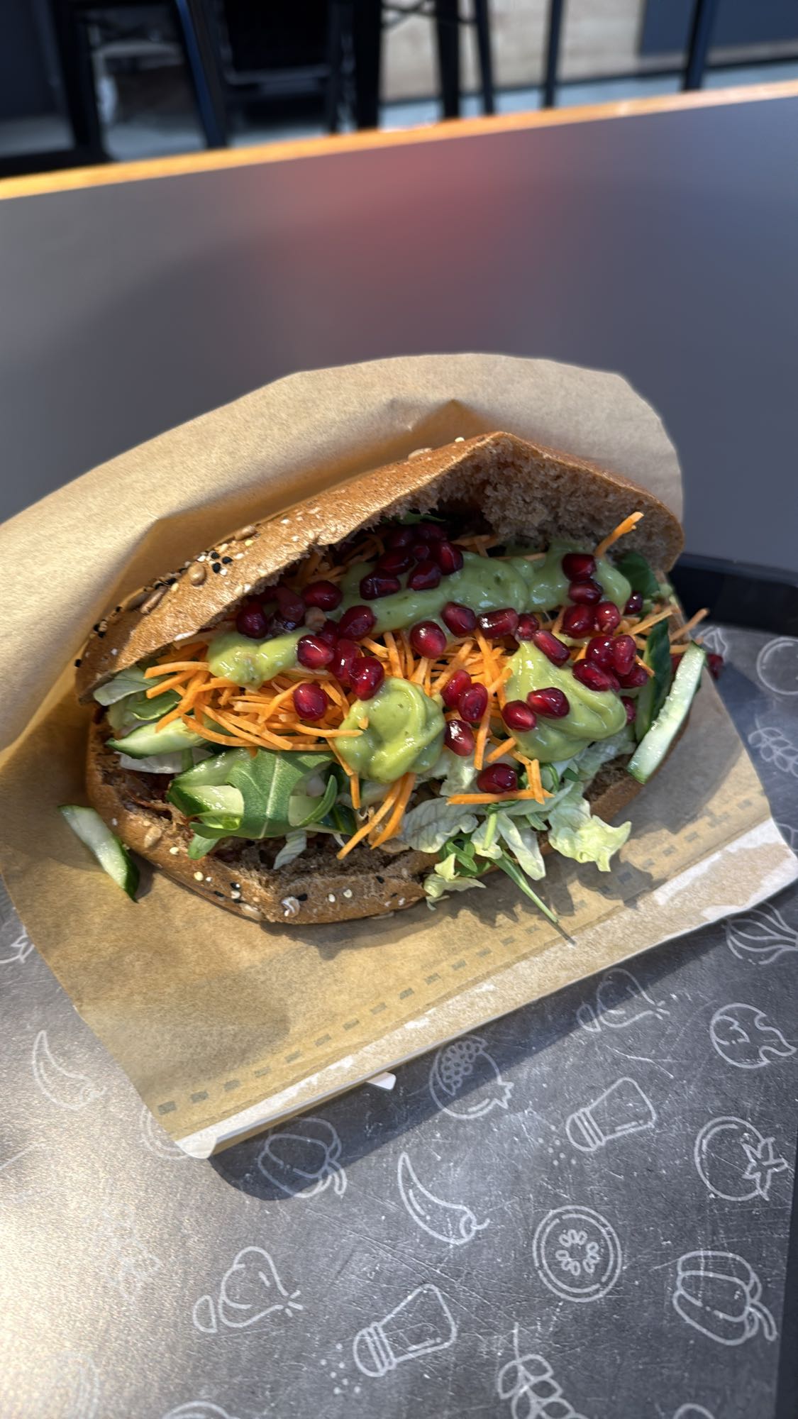 Gemüsebrötchen mit Avocado