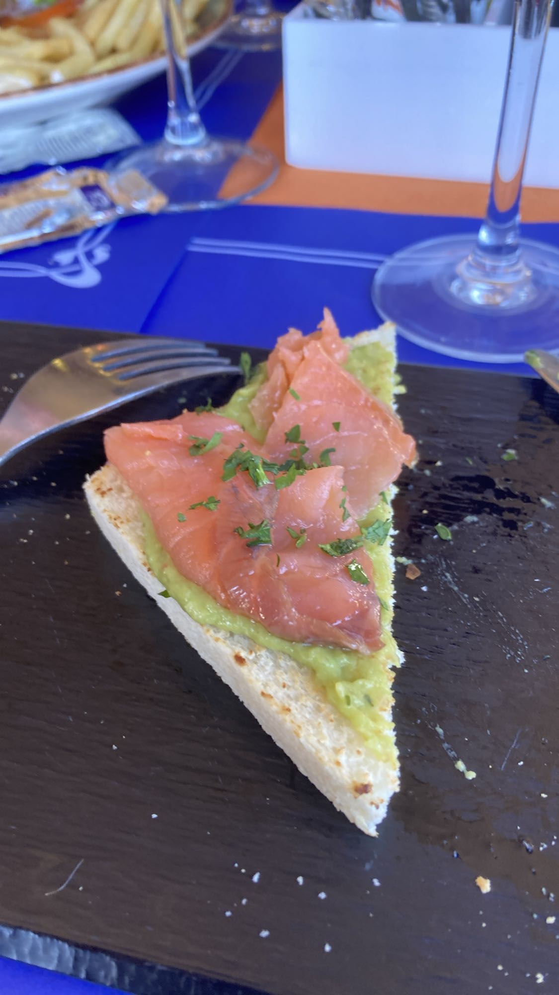 Toast med lax och avokado