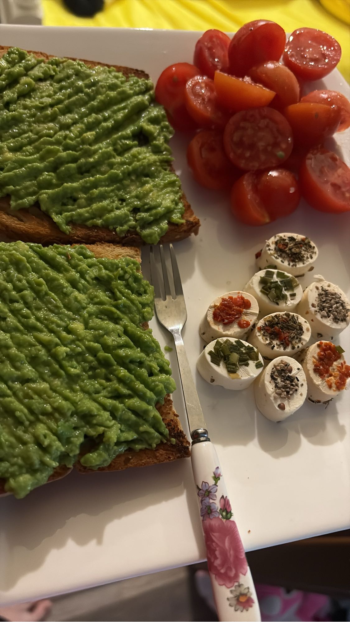 Toast cu avocado si rosii