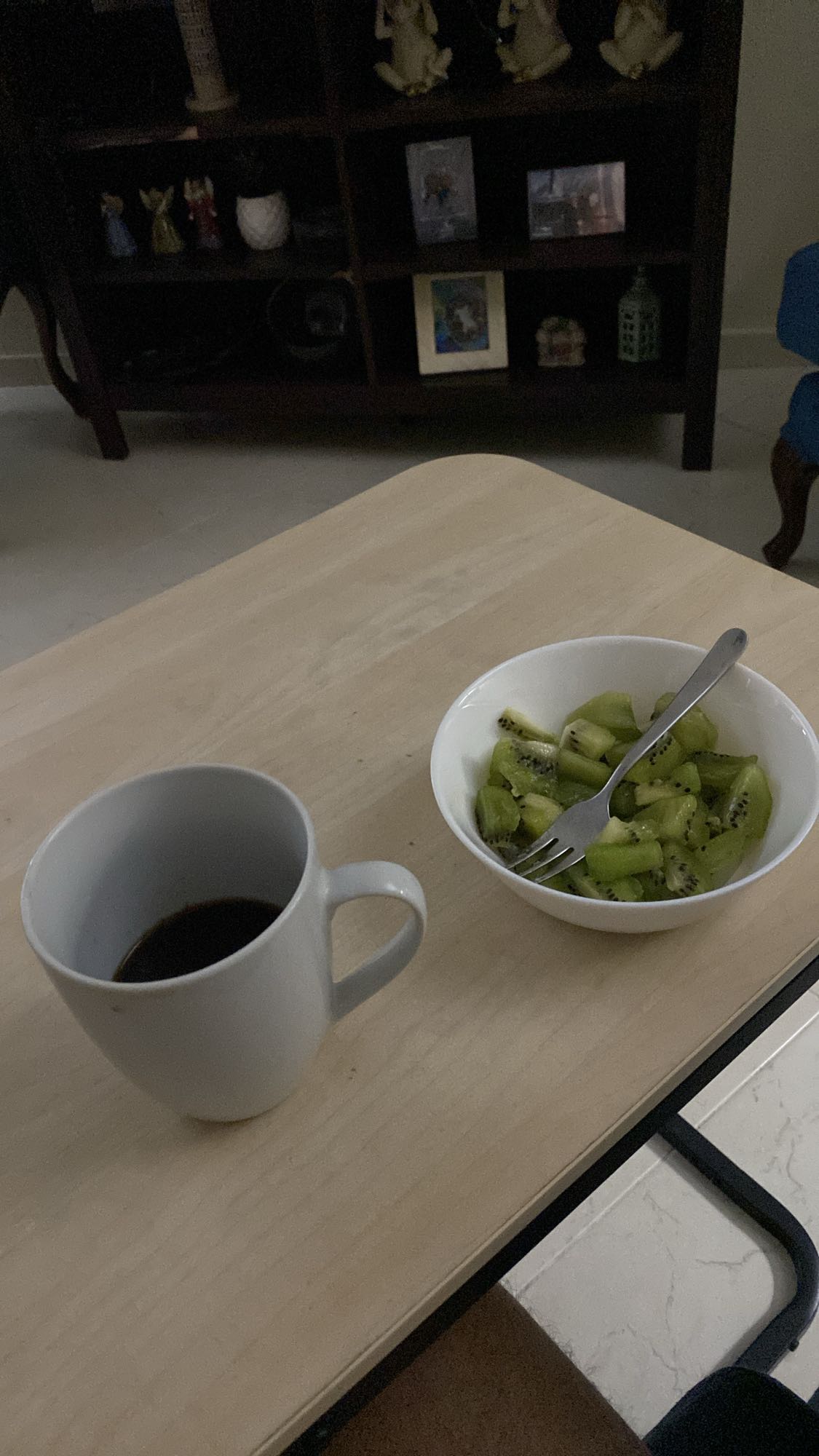 kiwi con café negro