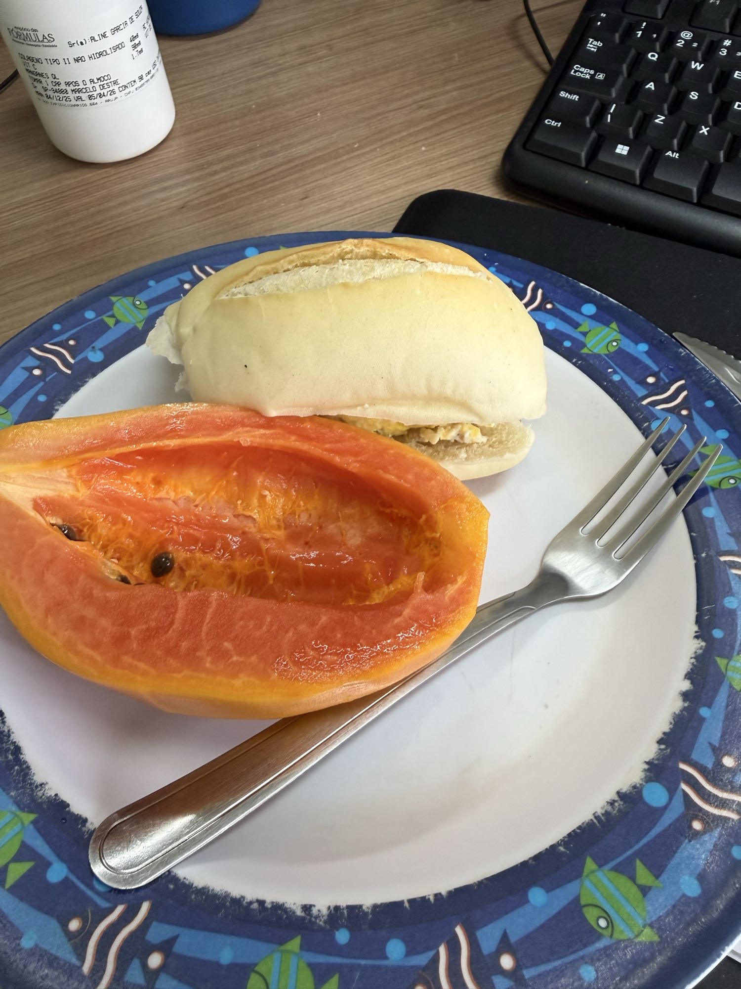 Pão com frango e mamão