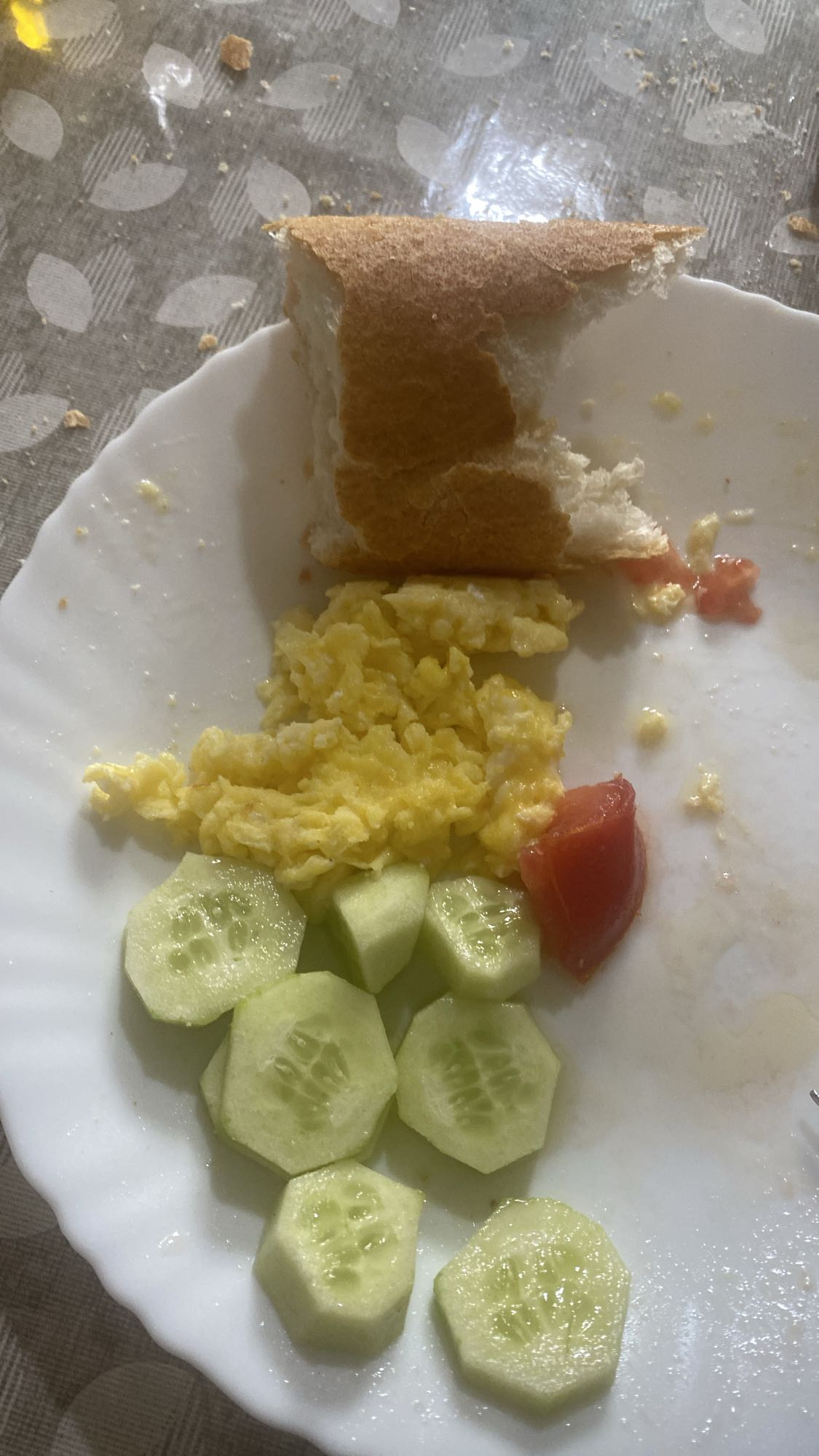 Omelette, tomate à l'huile d'olive et pain