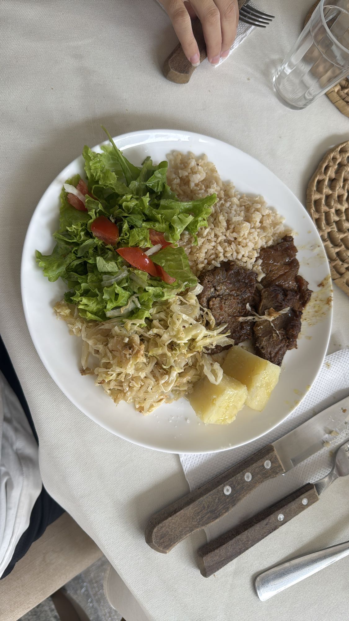 Prato com carne e salada