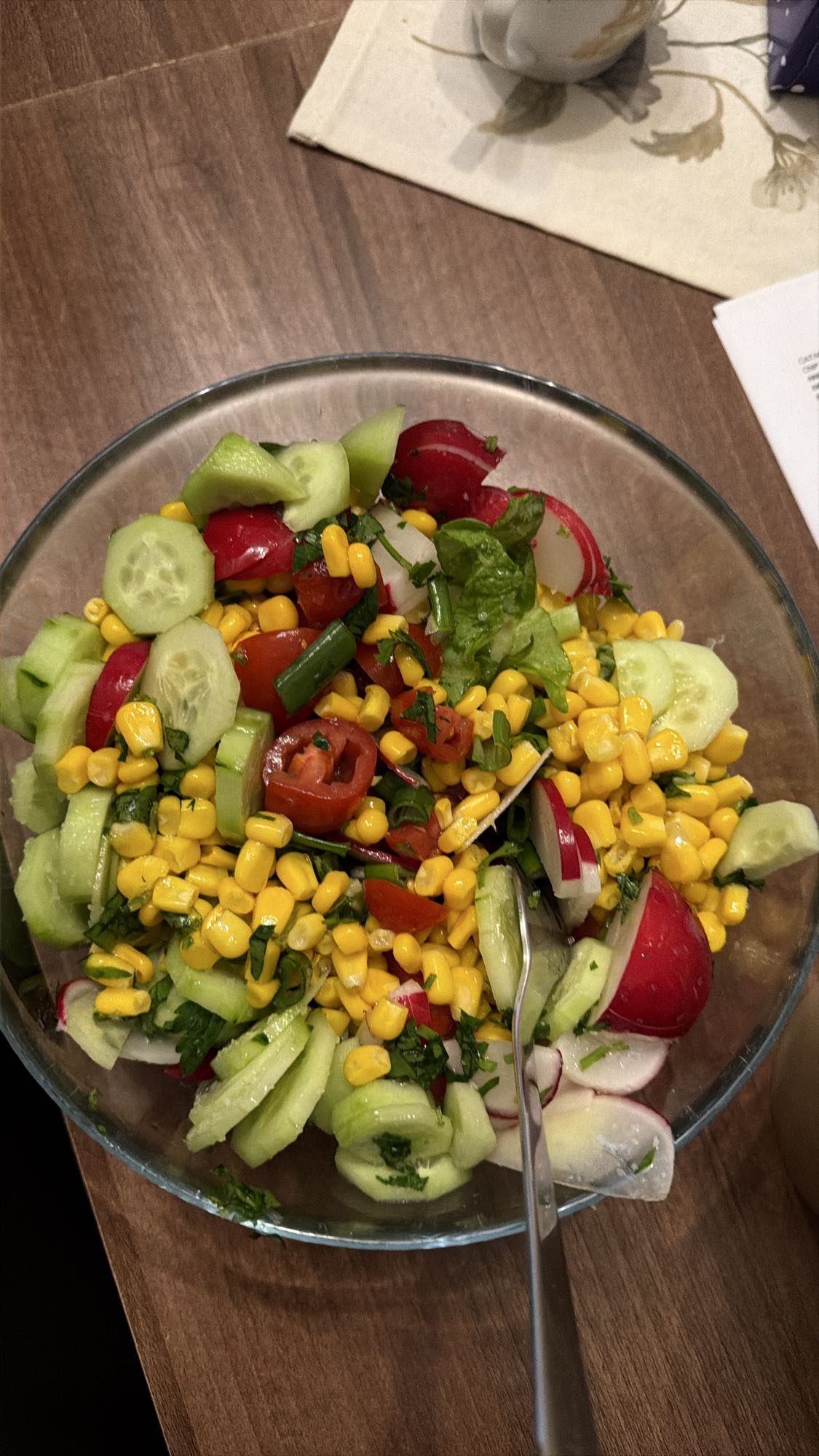 Salată cu porumb și ridichi