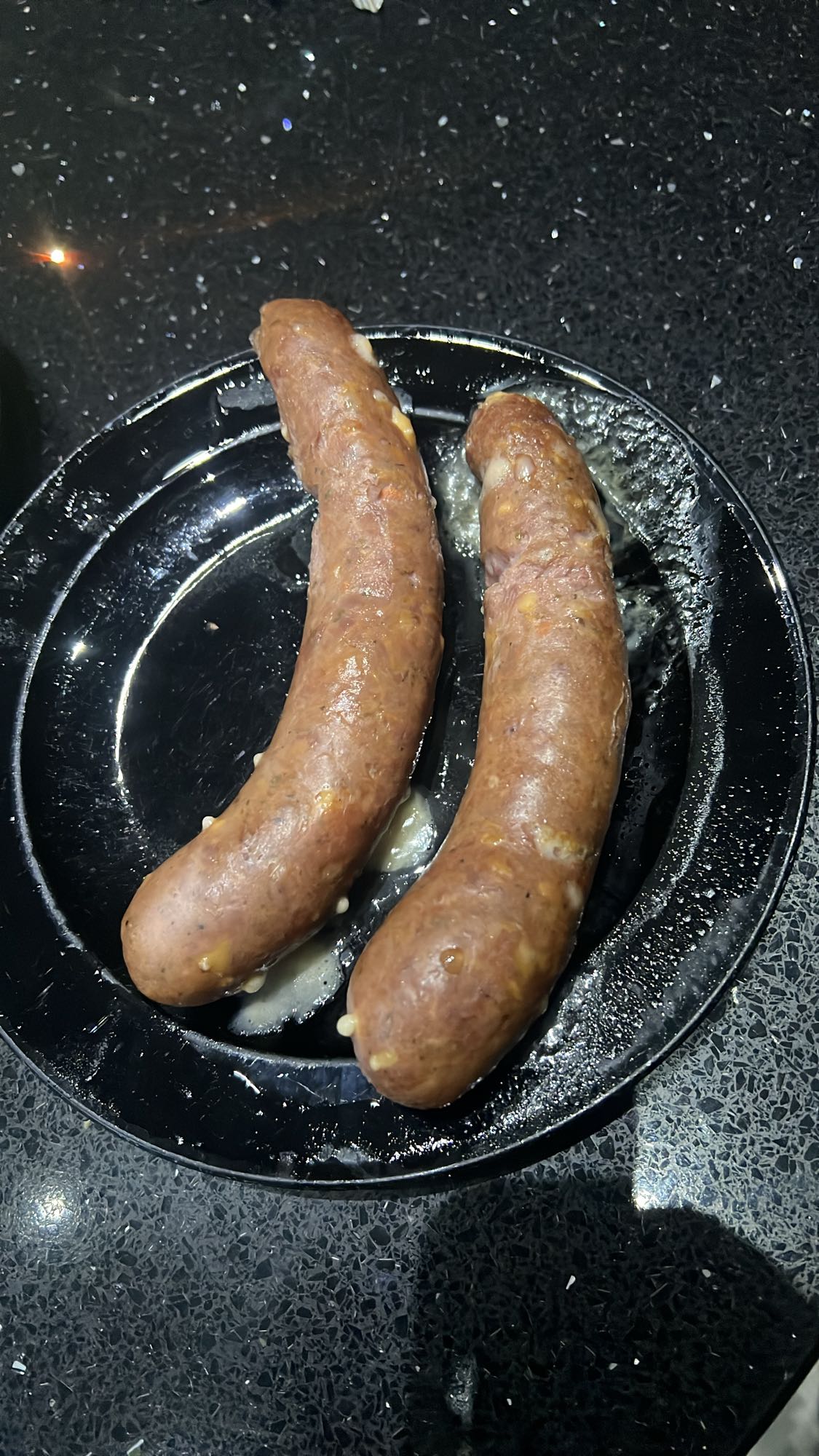Dwie kiełbasy smażone