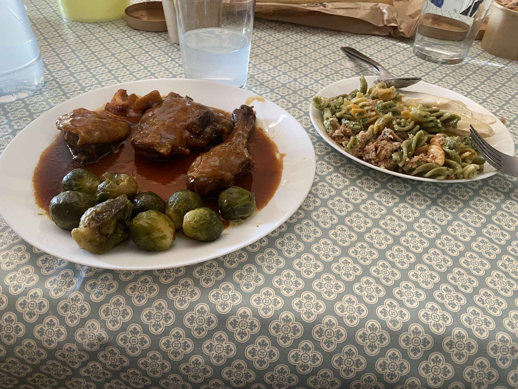 pollo con pasta y coles